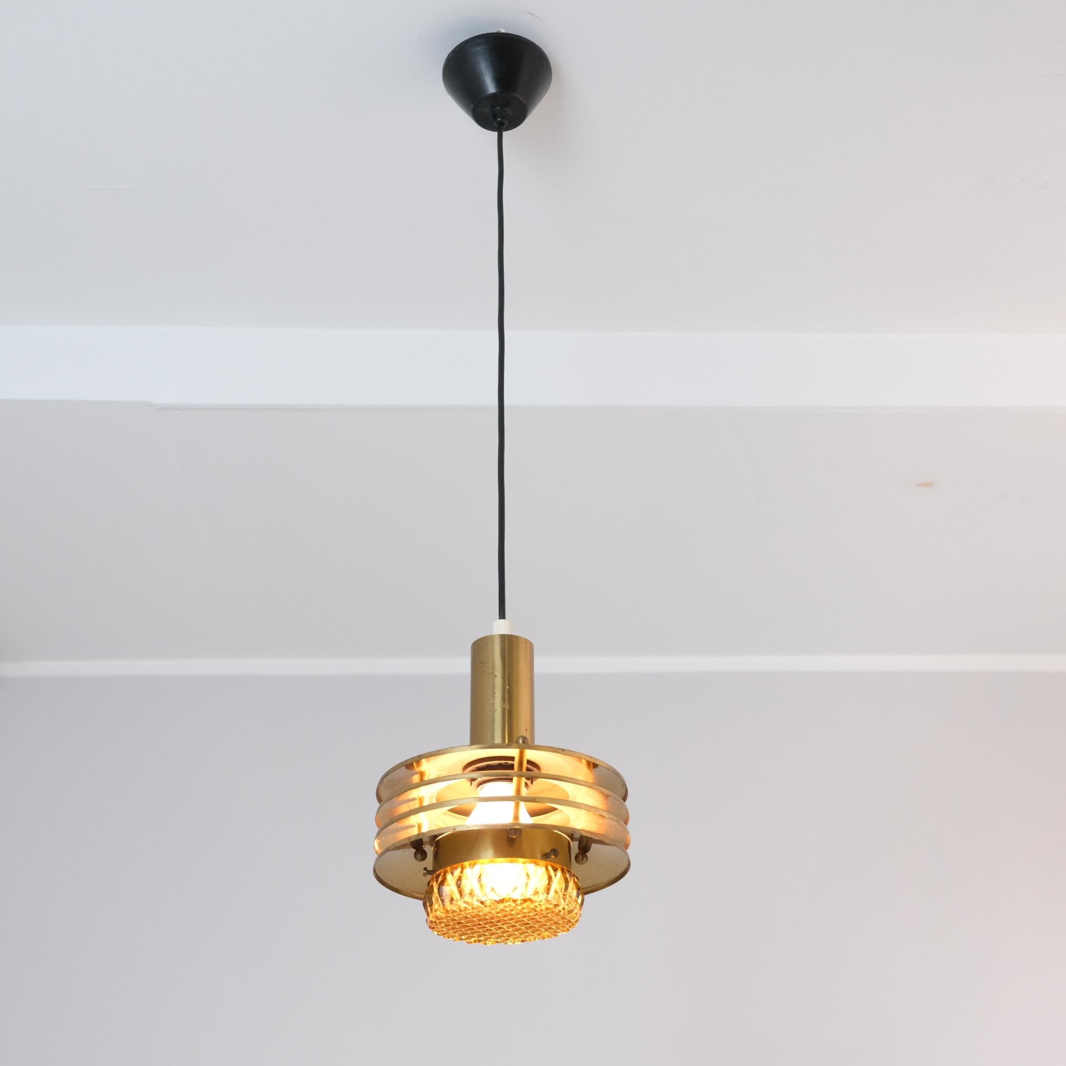 Pendat di design finlandese a doghe in ottone e vetro di fumo, Kai Ruokonen 1970s In condizioni buone in vendita a Helsinki, FI