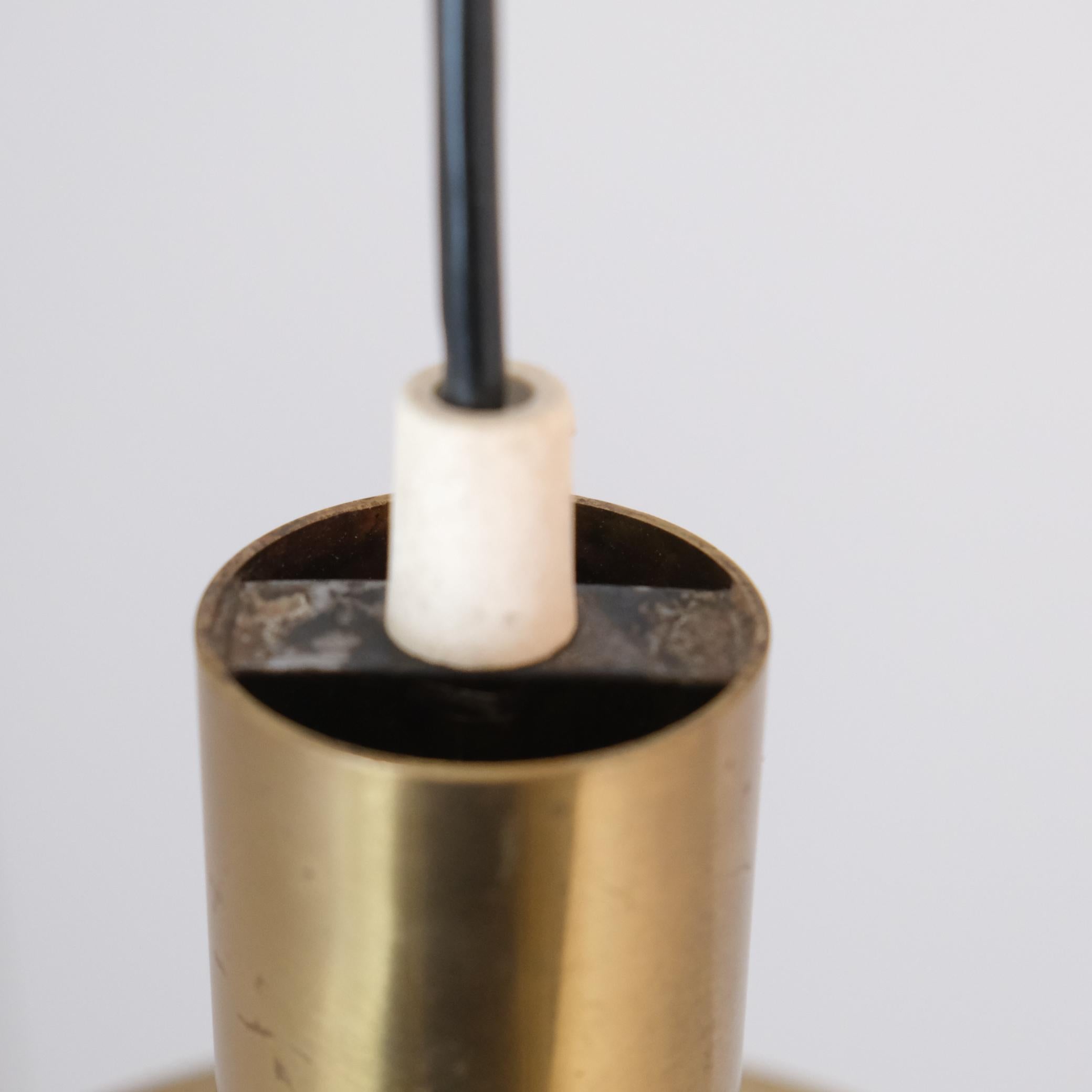 Fine XX secolo Pendat di design finlandese a doghe in ottone e vetro di fumo, Kai Ruokonen 1970s in vendita