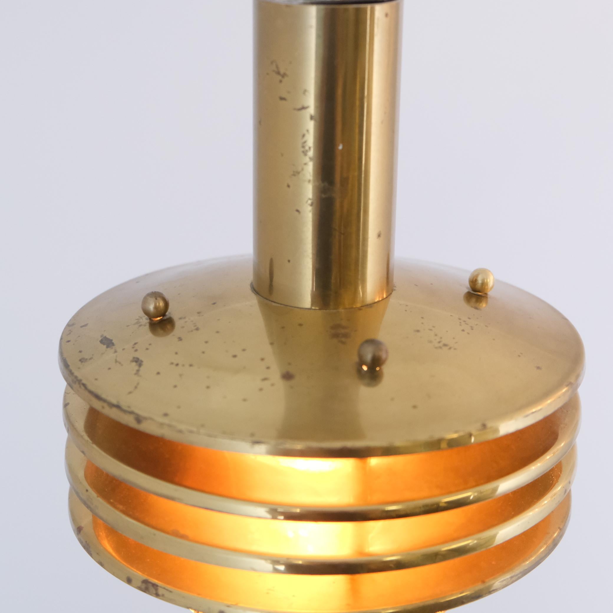 Ottone Pendat di design finlandese a doghe in ottone e vetro di fumo, Kai Ruokonen 1970s in vendita