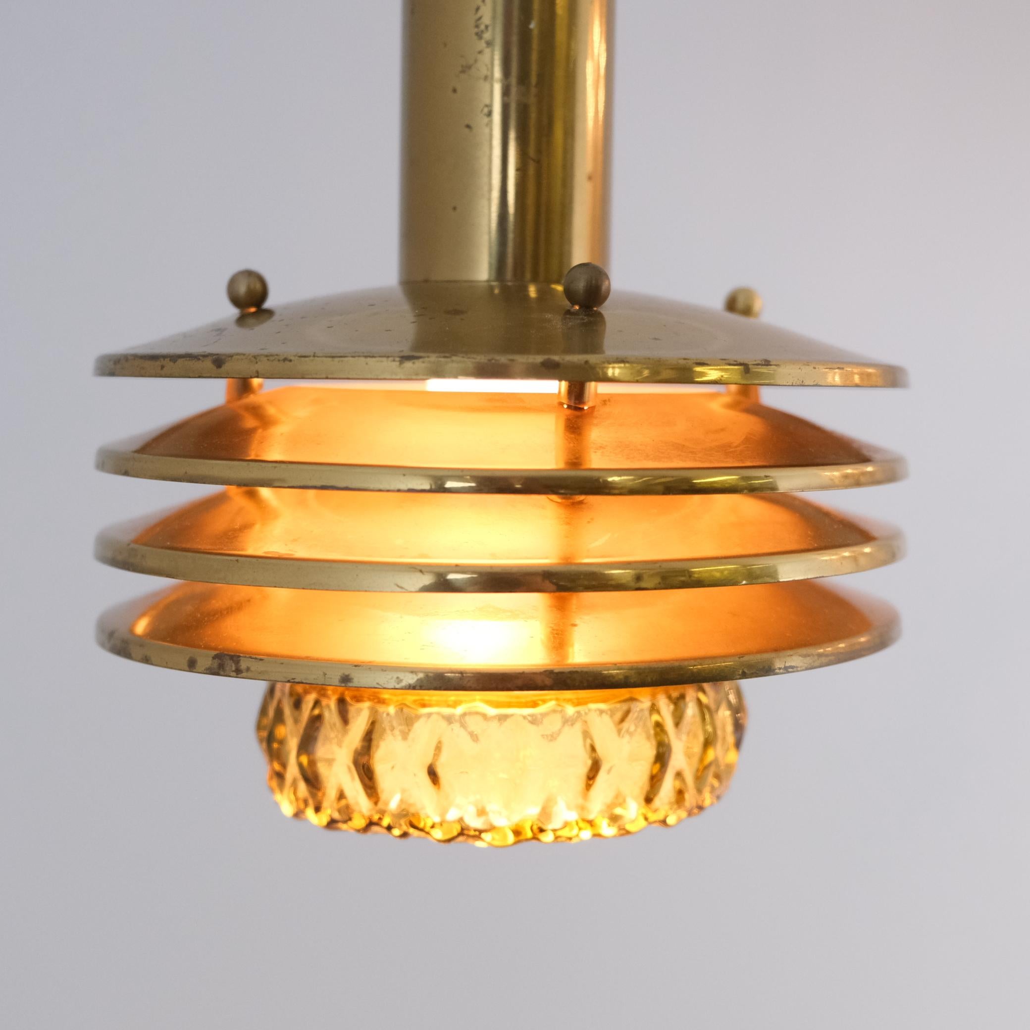 Pendat di design finlandese a doghe in ottone e vetro di fumo, Kai Ruokonen 1970s in vendita 1