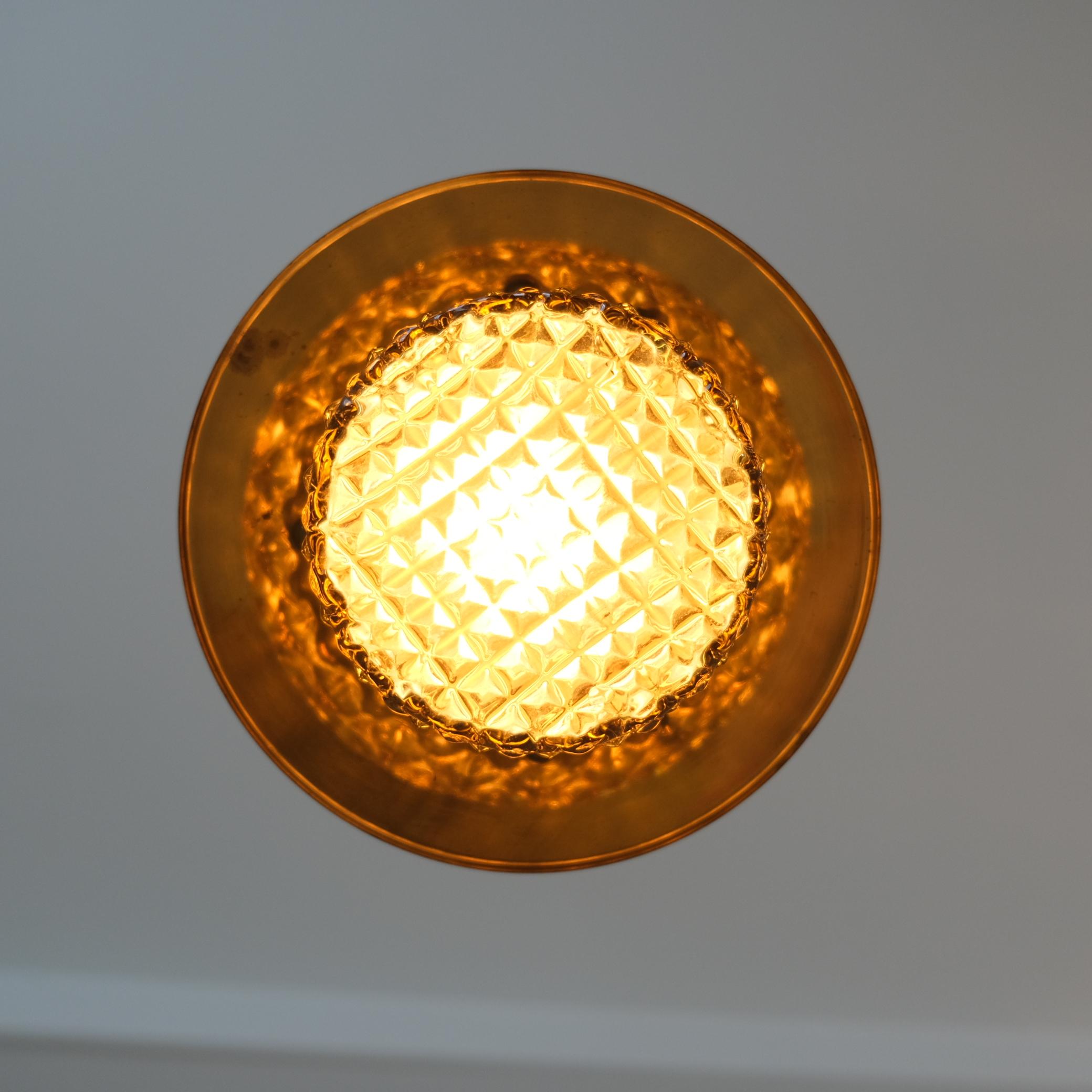 Pendat di design finlandese a doghe in ottone e vetro di fumo, Kai Ruokonen 1970s in vendita 2