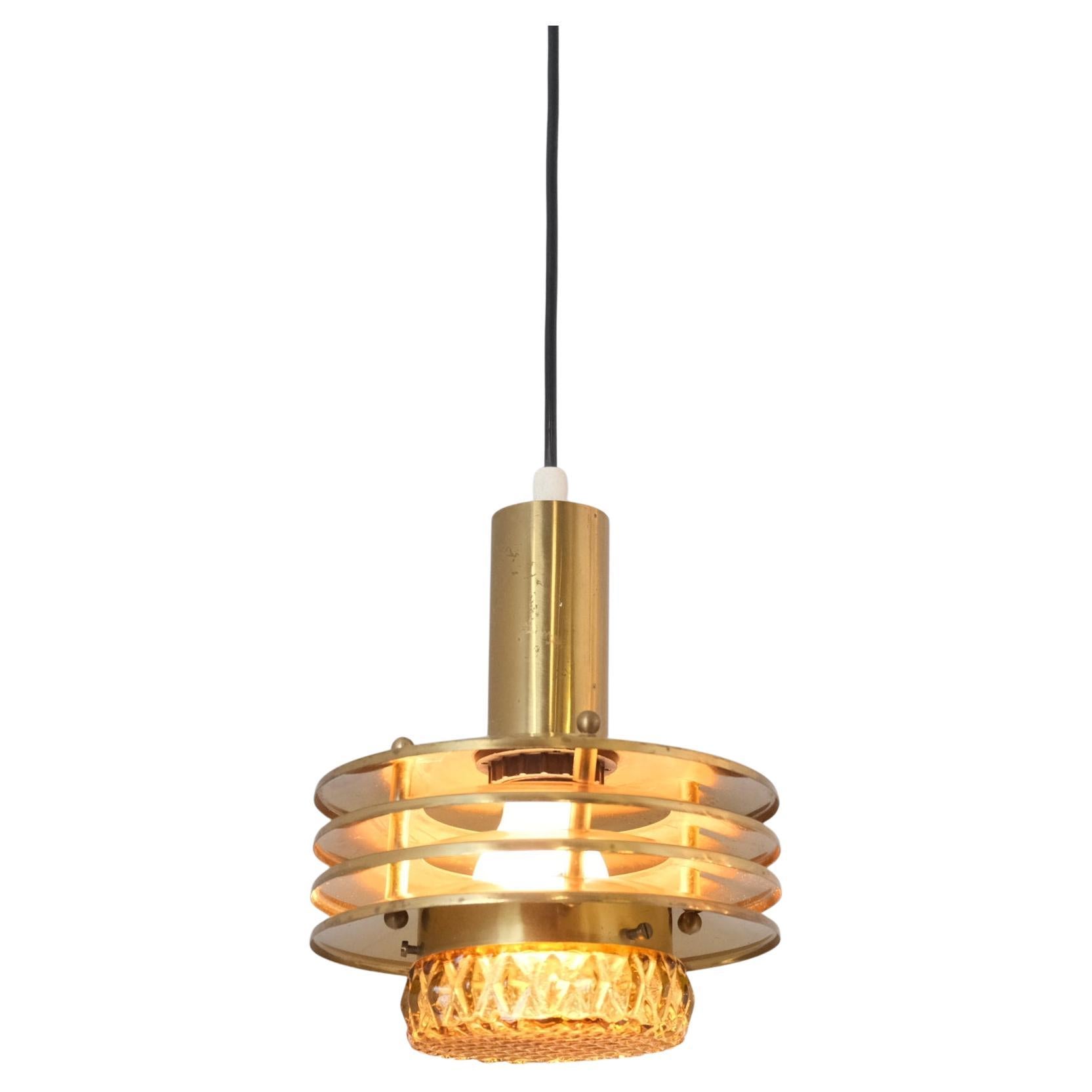 Pendat di design finlandese a doghe in ottone e vetro di fumo, Kai Ruokonen 1970s in vendita