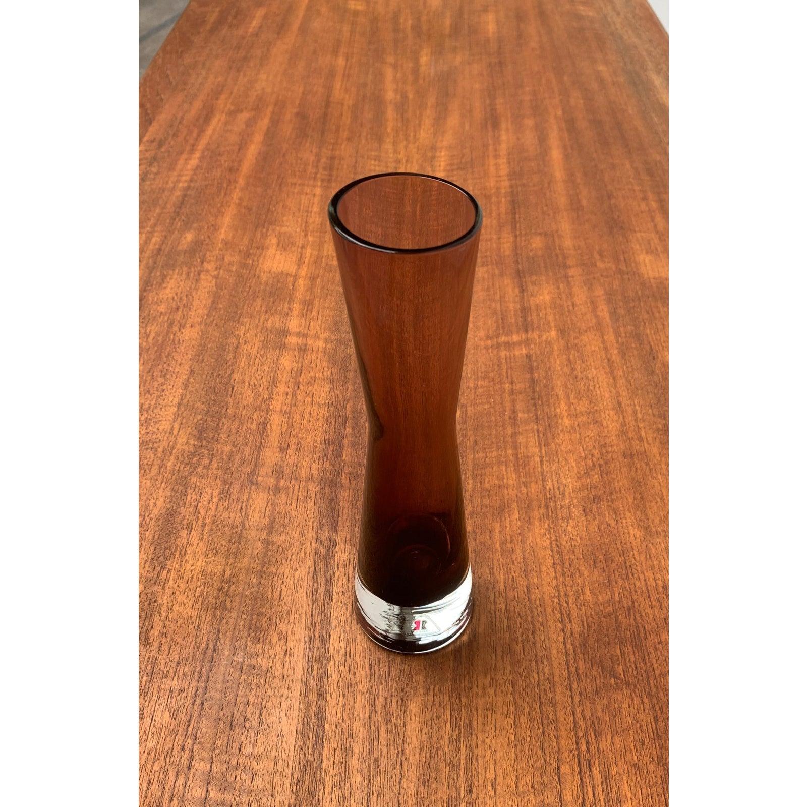 Vaso di vetro finlandese d'epoca di Riihimäki, Finlandia, in ottime condizioni. Disegnato dal 1970 al 1979 Questo pezzo ha un marchio di attribuzione.

Informazioni aggiuntive:
Materiali: Vetro
Colore: viola
Periodo: 1970s
Paese di origine: