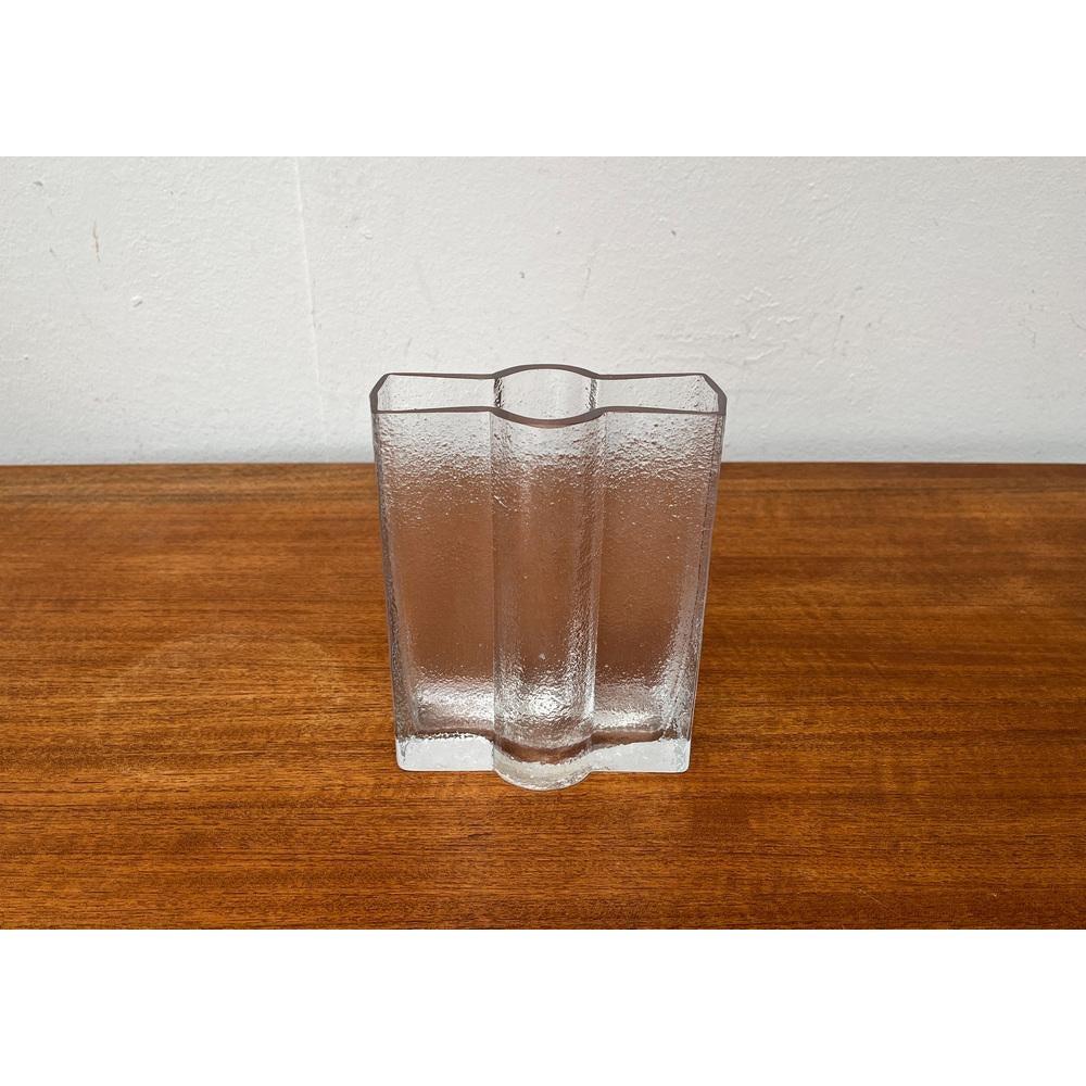 Vaso in vetro finlandese Model Railo di Nanny Still per Riihimäen Lasi, anni '70, in ottime condizioni. Progettato dal 1970 al 1979 prova ufficiale di autenticità come cataloghi d'epoca, dischi di designer o altre fonti letterarie.

Informazioni