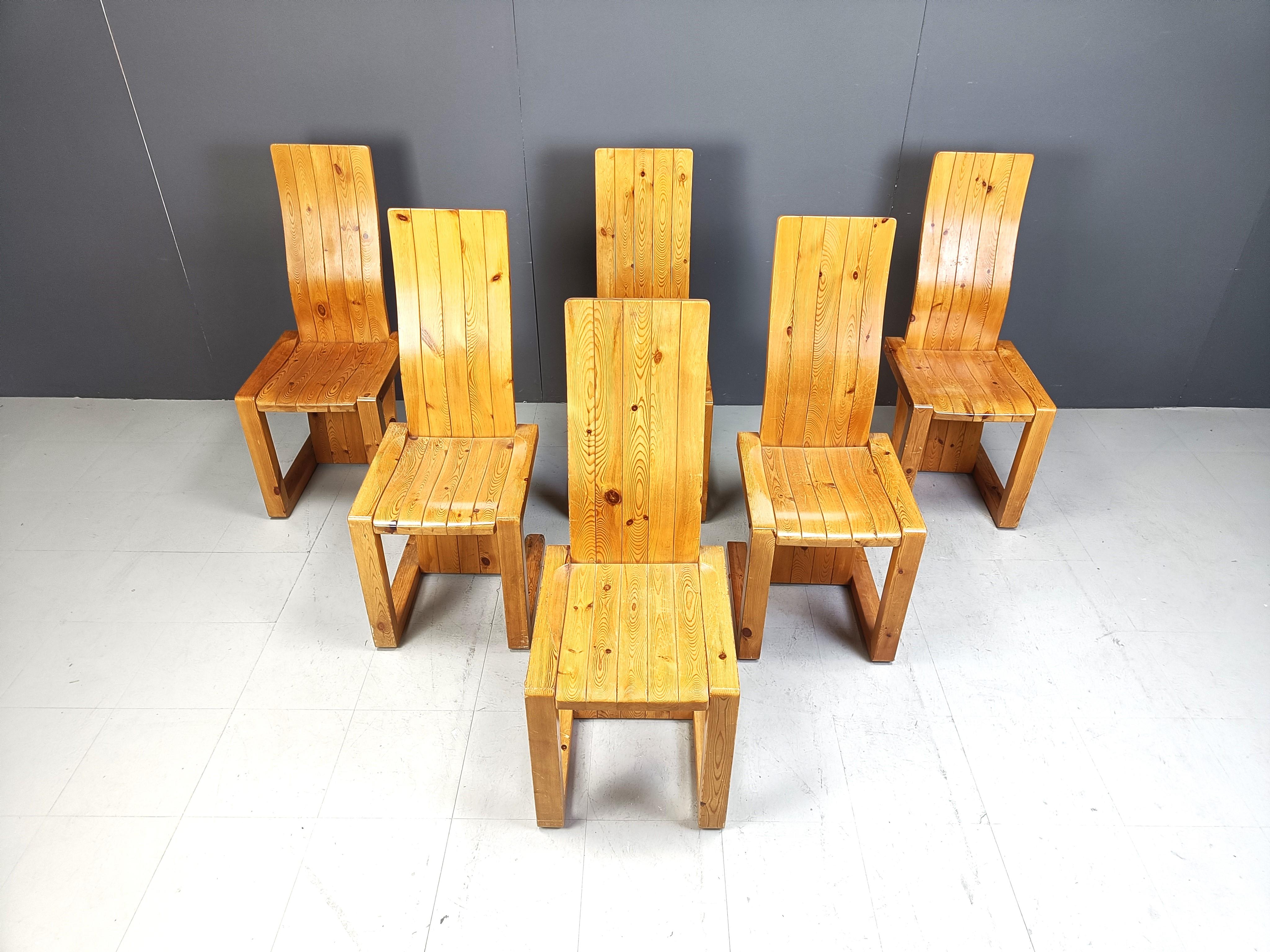 Sedie da pranzo in legno di pino dal design a sbalzo realizzate in Finlandia negli anni '70.

Hanno un design robusto e unico.

Nota le bellissime curve dello schienale in legno. In combinazione con il motivo del legno naturale, otterrai un set di
