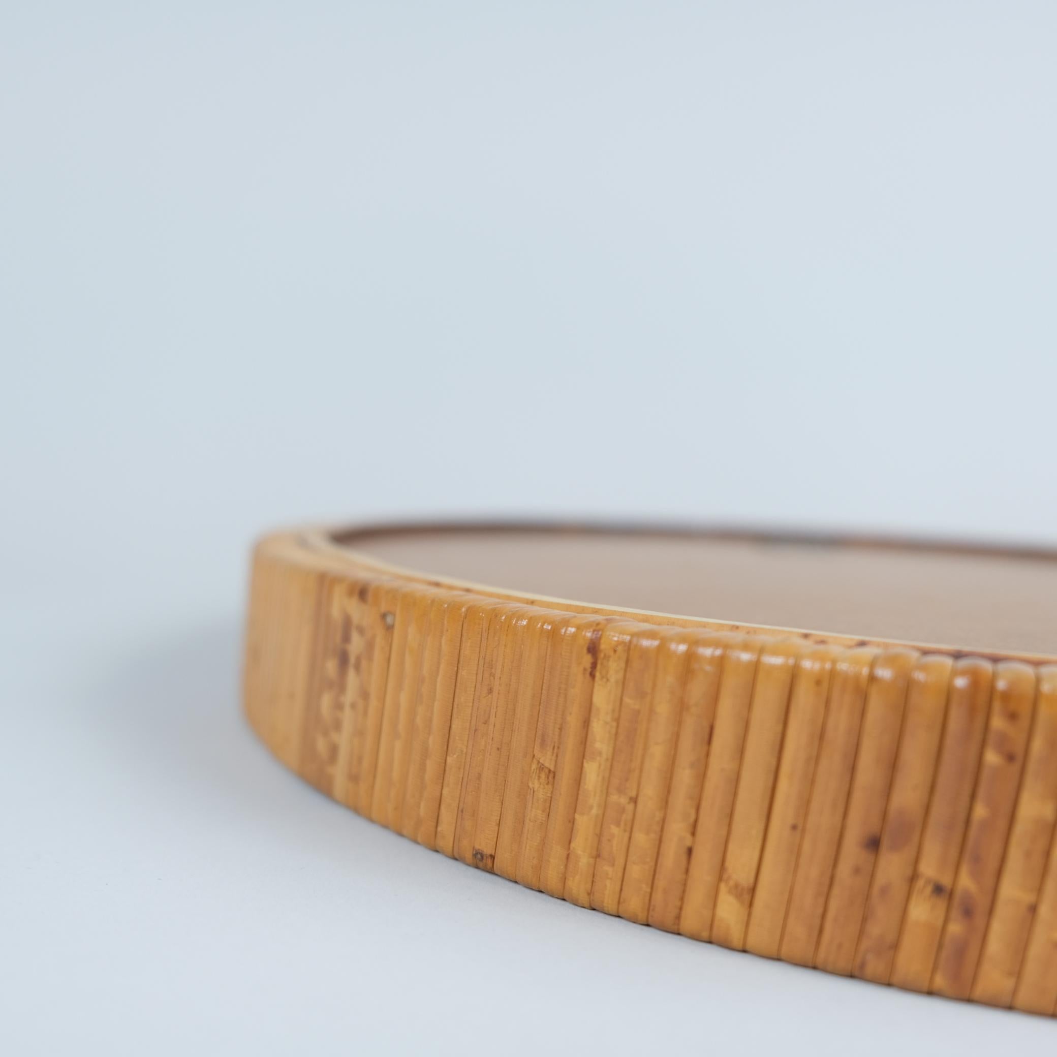 Specchio ovale in rattan finlandese d'epoca con patina di miele, anni '60 in vendita 1