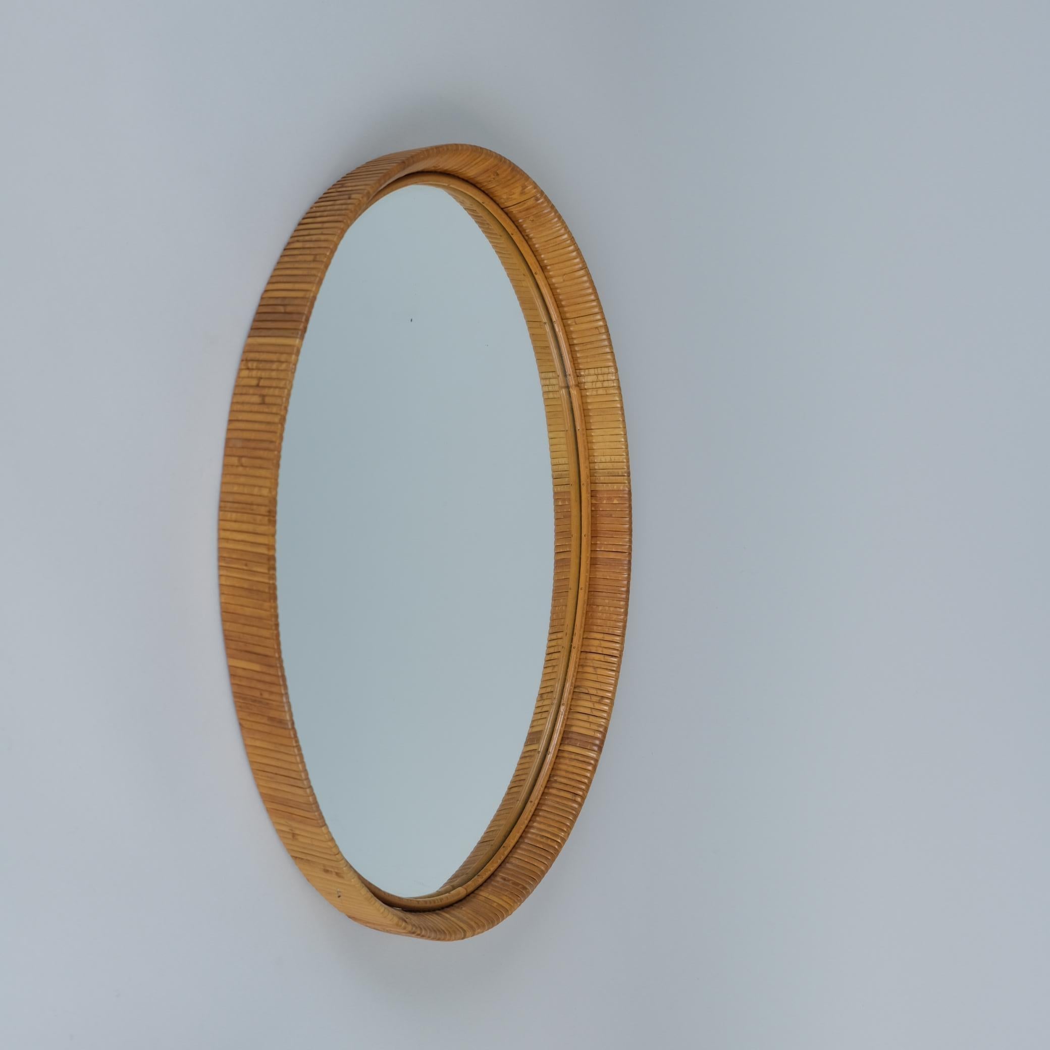 Scandinavo moderno Specchio ovale in rattan finlandese d'epoca con patina di miele, anni '60 in vendita