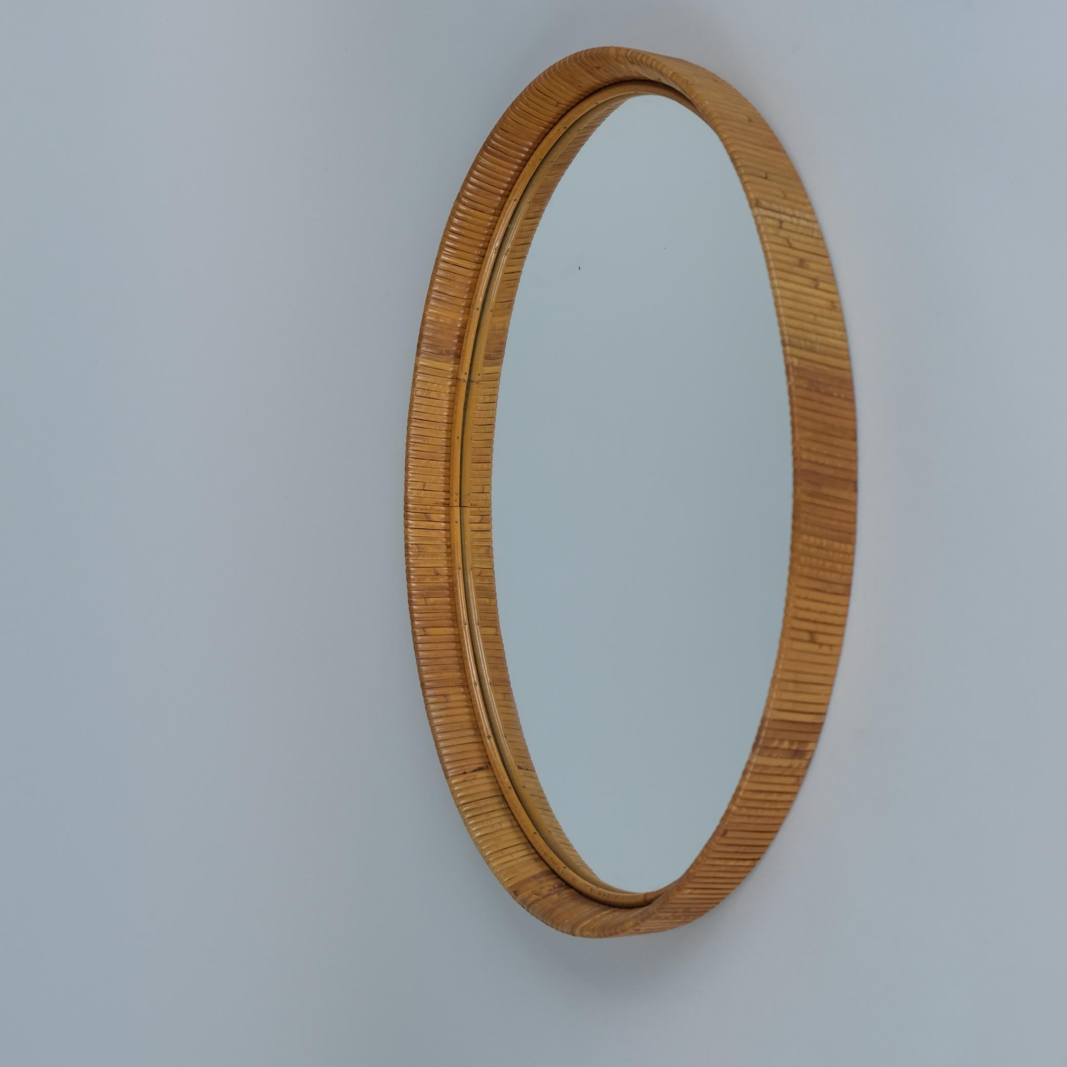 Finlandese Specchio ovale in rattan finlandese d'epoca con patina di miele, anni '60 in vendita
