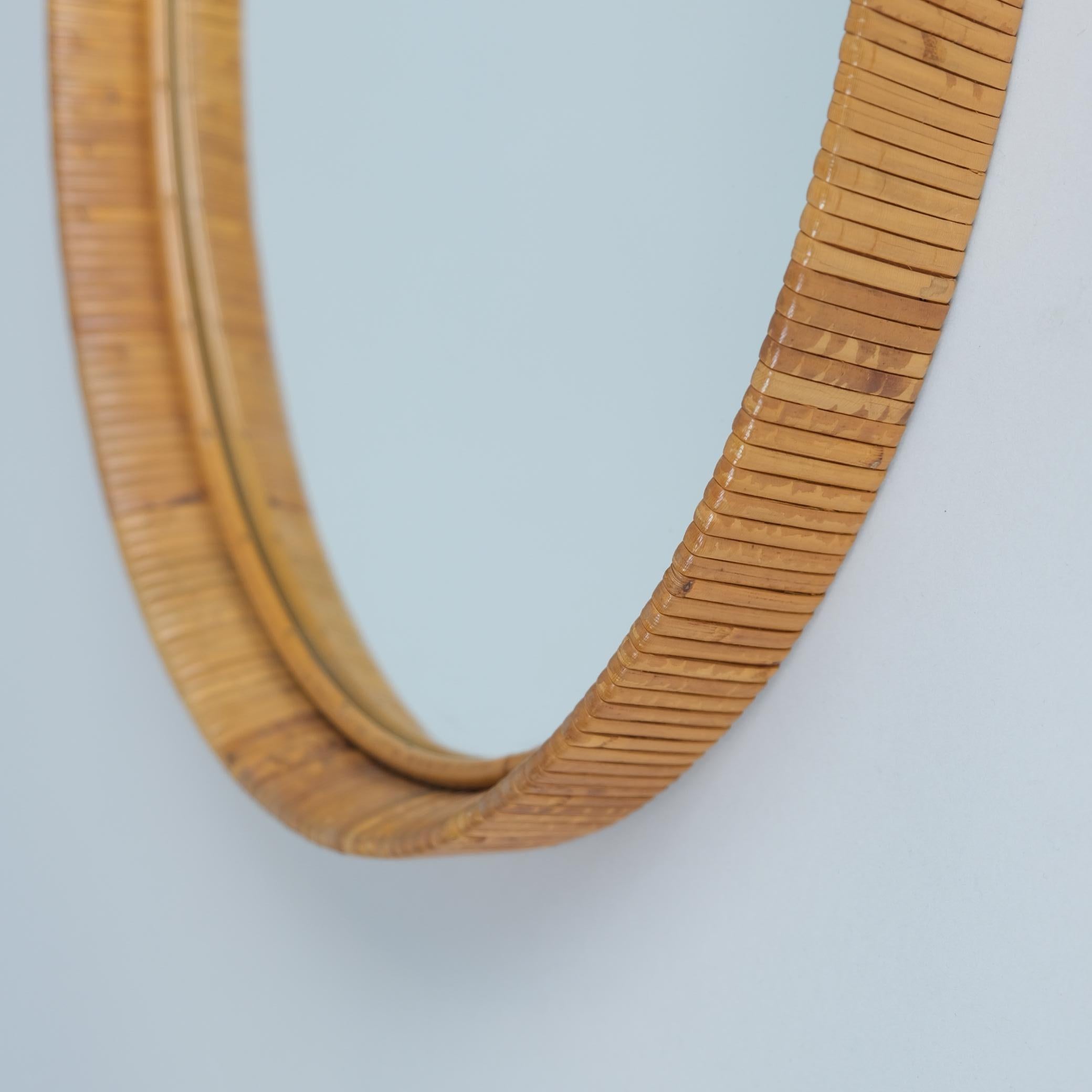 Specchio ovale in rattan finlandese d'epoca con patina di miele, anni '60 In condizioni buone in vendita a Helsinki, FI