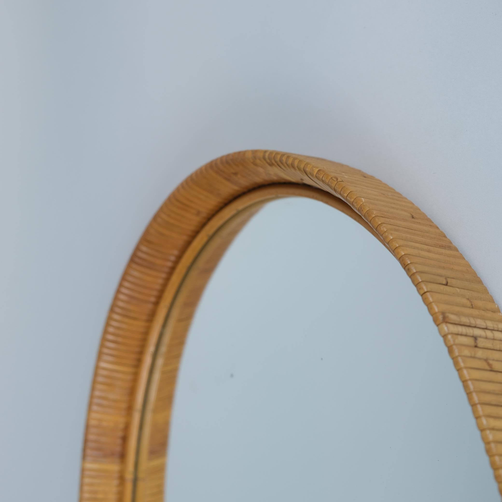 Metà XX secolo Specchio ovale in rattan finlandese d'epoca con patina di miele, anni '60 in vendita
