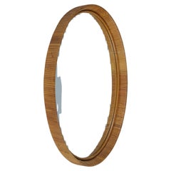Specchio ovale in rattan finlandese d'epoca con patina di miele, anni '60