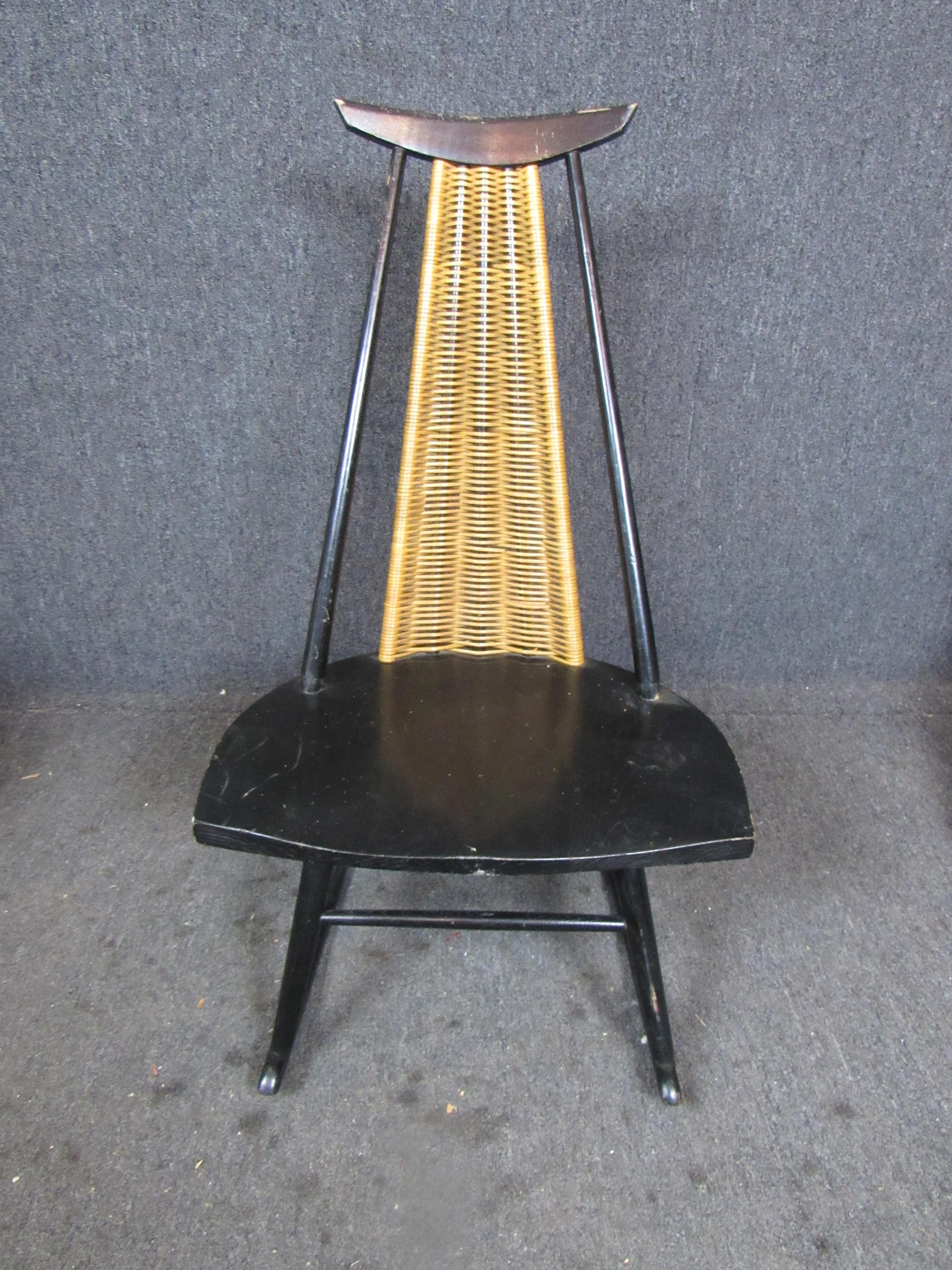 Fauteuil à bascule absolument incroyable du légendaire maître du design américain Arthur Umanoff pour Shaver Howard Furniture. Alliant la construction classique des Appalaches à des éléments du design asiatique traditionnel, cette chaise à la fois