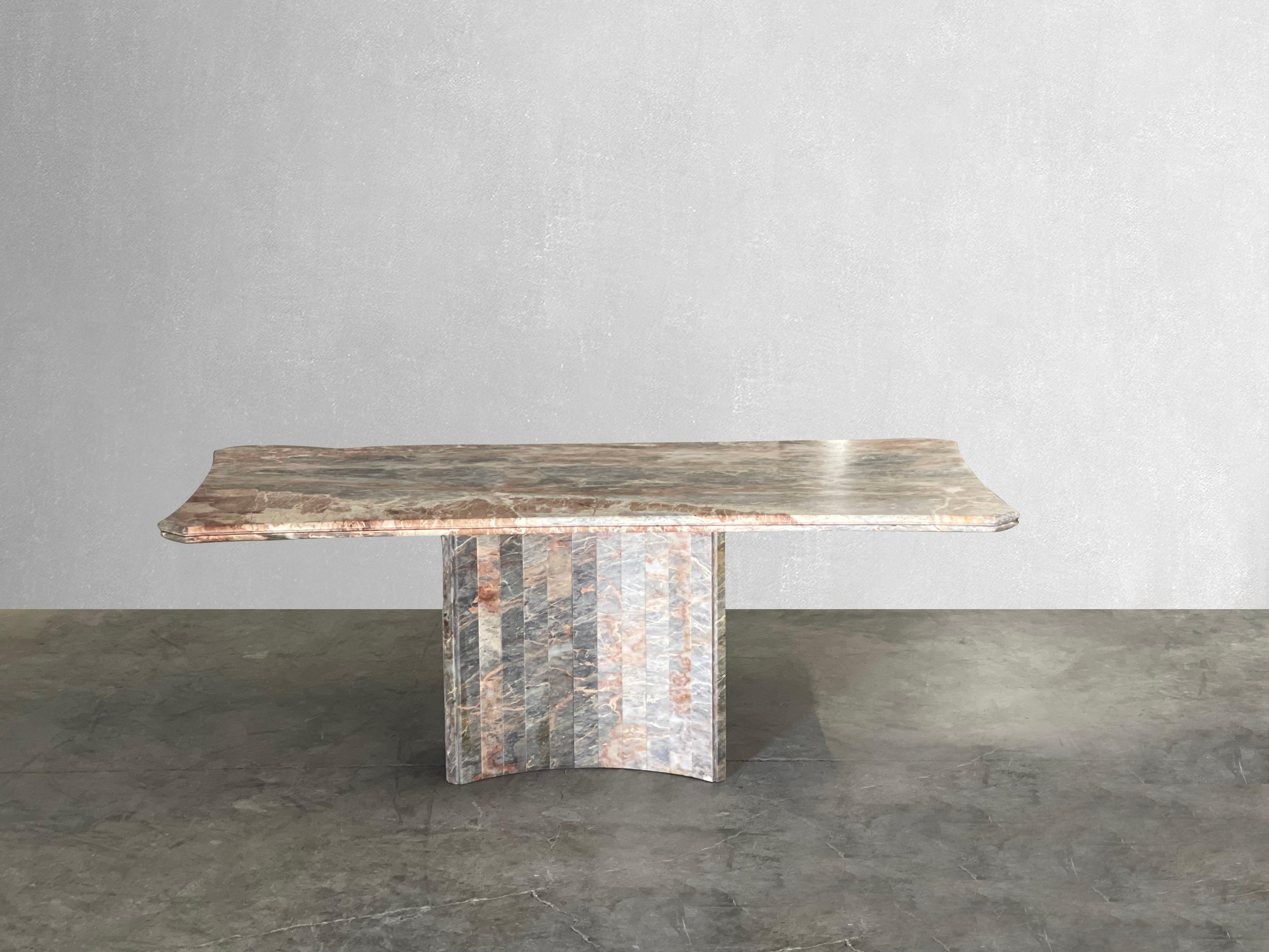 Postmoderne Table de salle à manger vintage en marbre Fior di Pesco avec base concave à piédestal en vente
