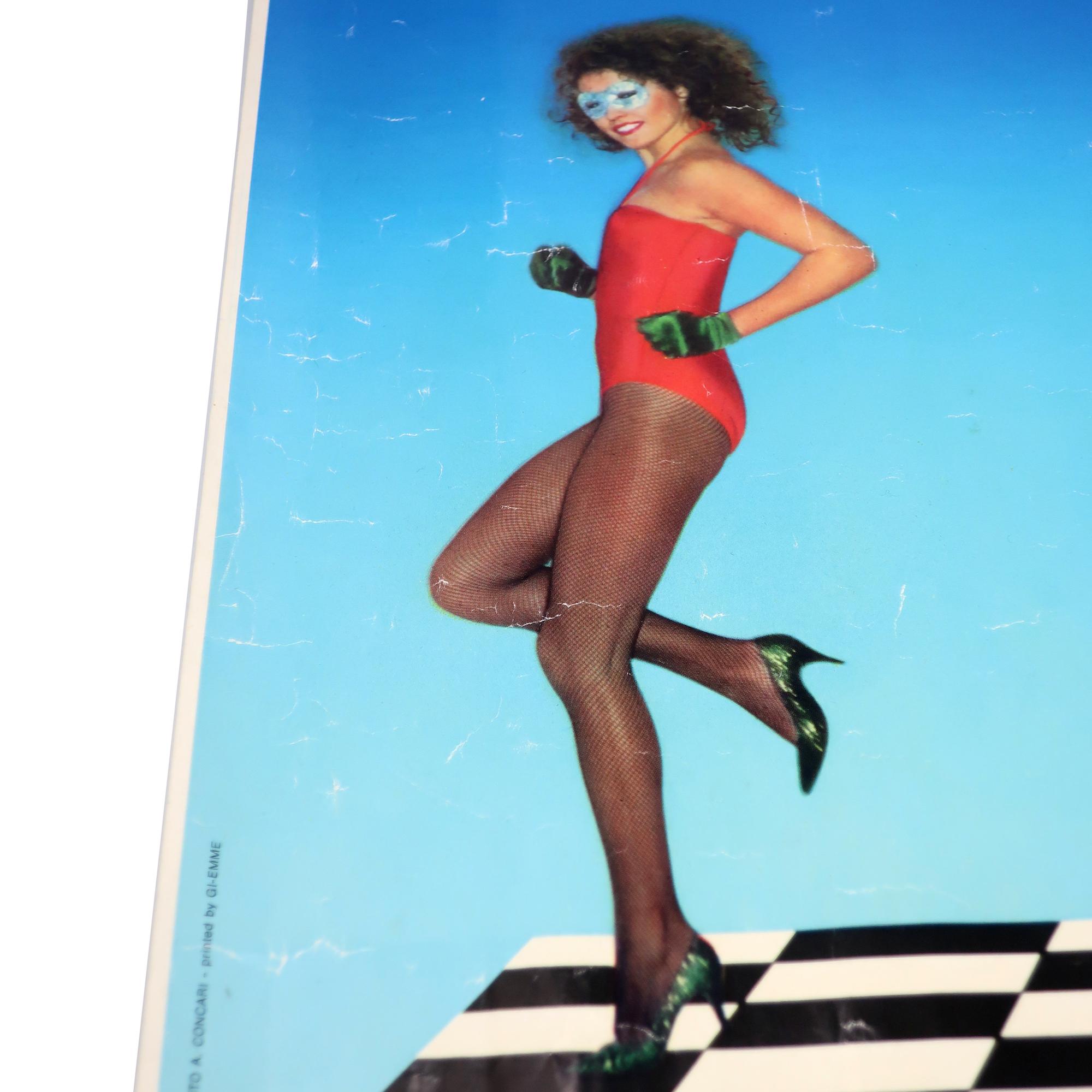 Ein altes und seltenes Fiorucci-Plakat, das vier schöne Frauen in Strumpfhosen und Trikots zeigt, die über ein schwarz-weißes Schachbrett vor einem himmelblauen Hintergrund tanzen, mit dem Markennamen in kontrastierenden schwarzen, weißen und roten
