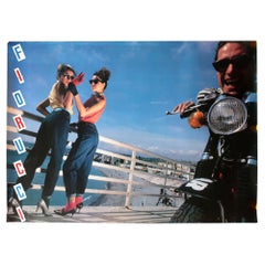 Vintage Poster Fiorucci Filles et moto sur un quai 1981