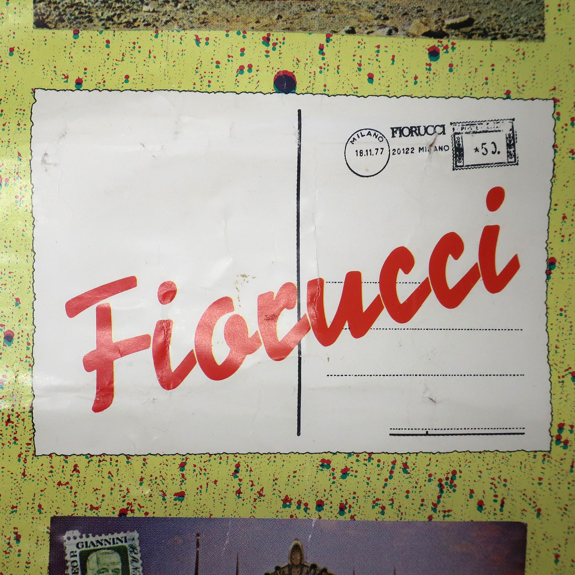 Ein altes und seltenes Fiorucci-Plakat mit Postkarten aus aller Welt in einer Collage, die sowohl Sehenswürdigkeiten aus aller Welt als auch schöne Frauen in verschiedenen Zuständen der Entkleidung zeigt - plus Königin Elisabeth, die eine Dose