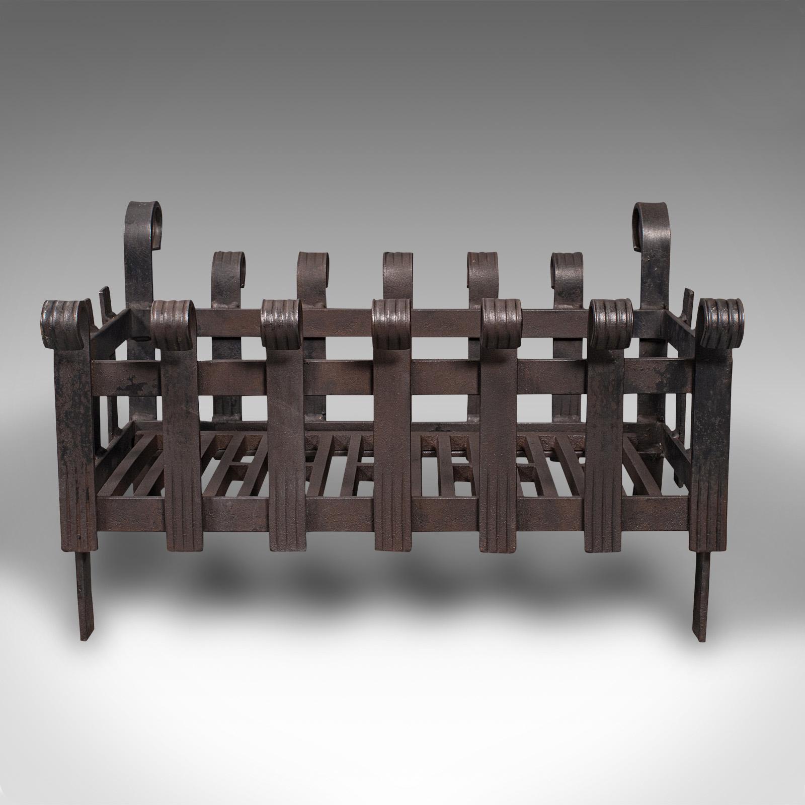 Cesta de fuego vintage, inglesa, hierro, chimenea, renacimiento gótico, mediados de siglo, 1950 siglo XX en venta