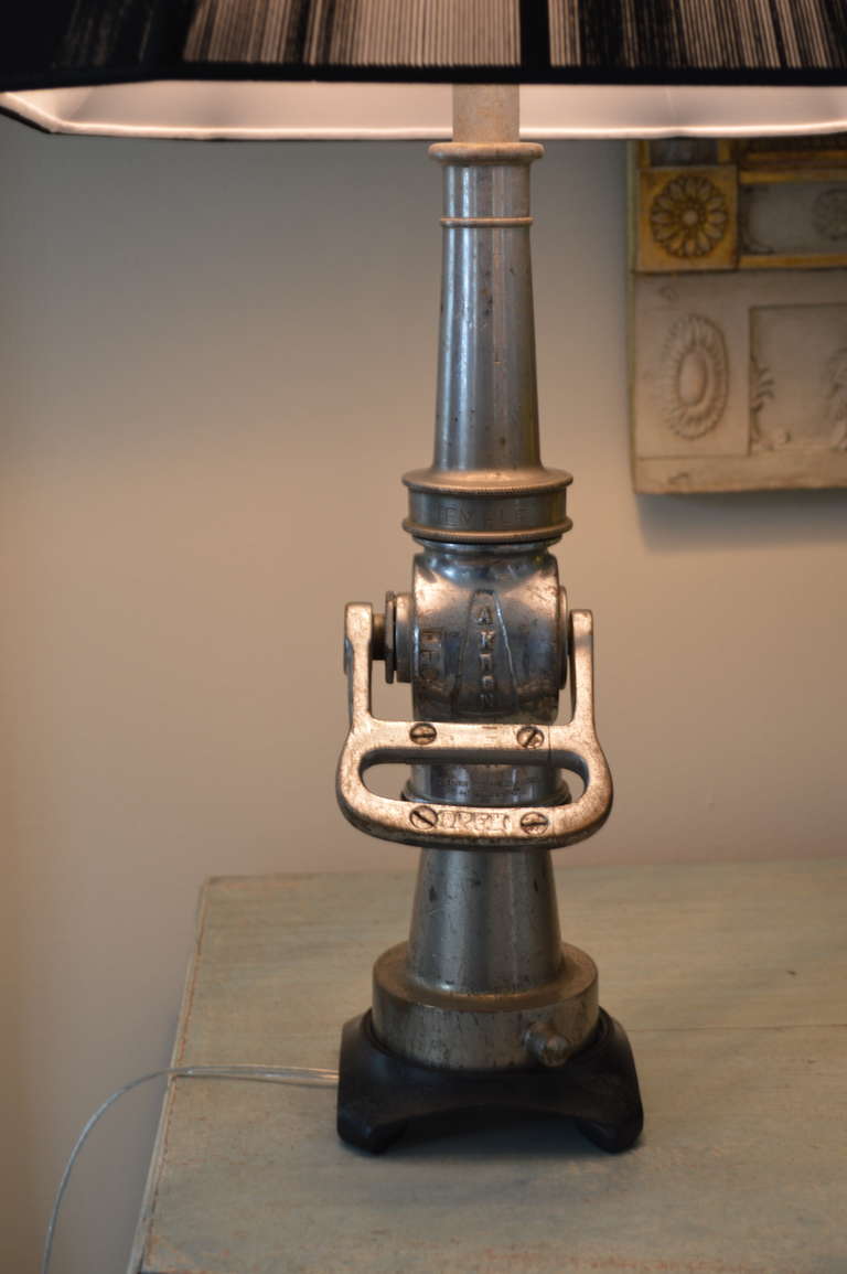 Vieille lampe de bureau avec embout de tuyau d'incendie et fleuron dalmatien Bon état - En vente à Haddonfield, NJ