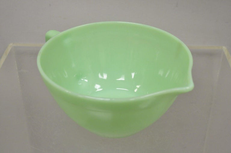 https://a.1stdibscdn.com/vintage-fire-king-oven-ware-jadeite-green-batter-bowl-with-spout-handle-for-sale-picture-2/f_9341/f_309021521666112204631/2_master.jpg?width=768