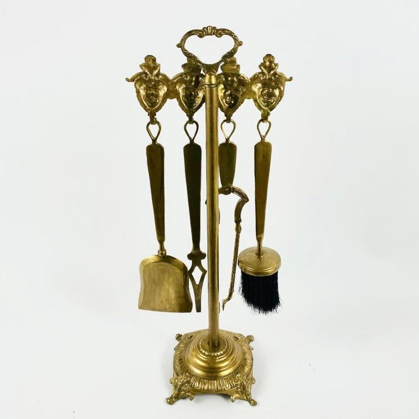 Support vintage en bronze doré avec accessoires de cheminée.u2028u2028

Le set de cheminée comprend les éléments suivants : un tisonnier - vous pouvez l'utiliser pour retourner le bois de chauffage et remettre les charbons ardents dans le foyer, une