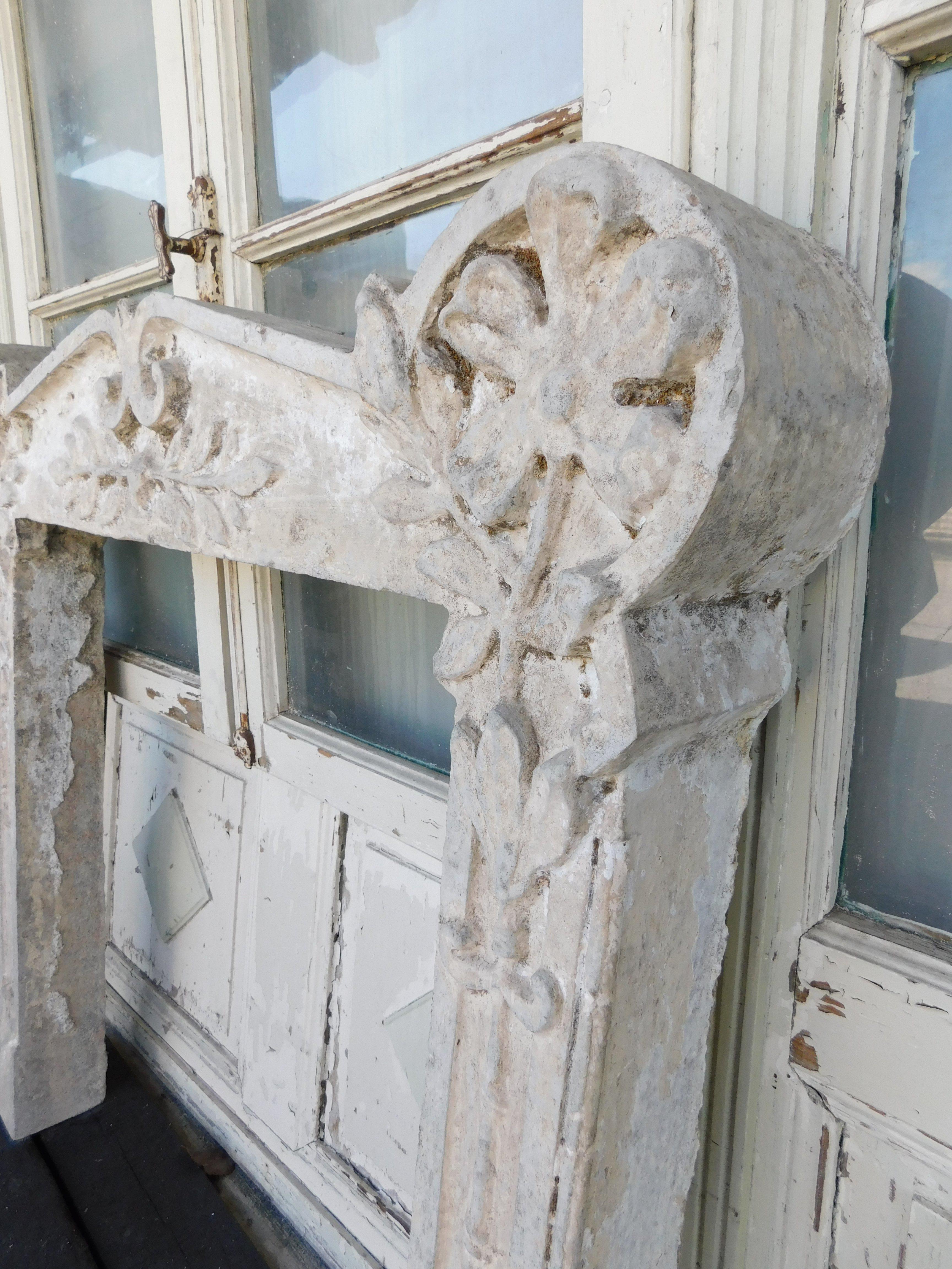 Cheminée vintage en pierre de Graniglia sculptée à fleurs, Italie en vente 4