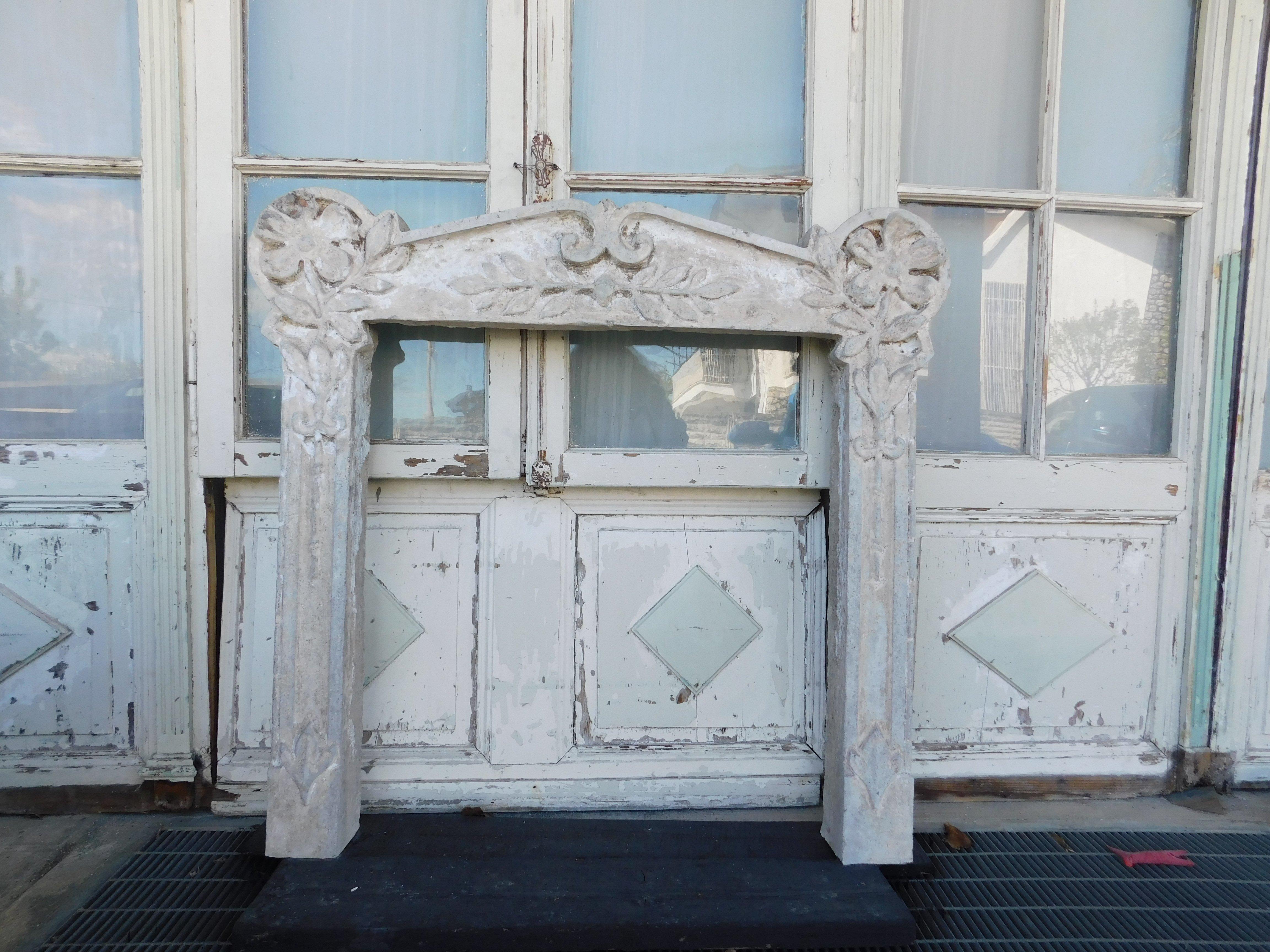 Vintage mantle fireplace, old fireplace carved in mixed Graniglia stone, wavy pediment with central leaf decoration and two lateral flowers, original from the mid-20th century.
Its shape and the fact that it is a unique piece makes it a very