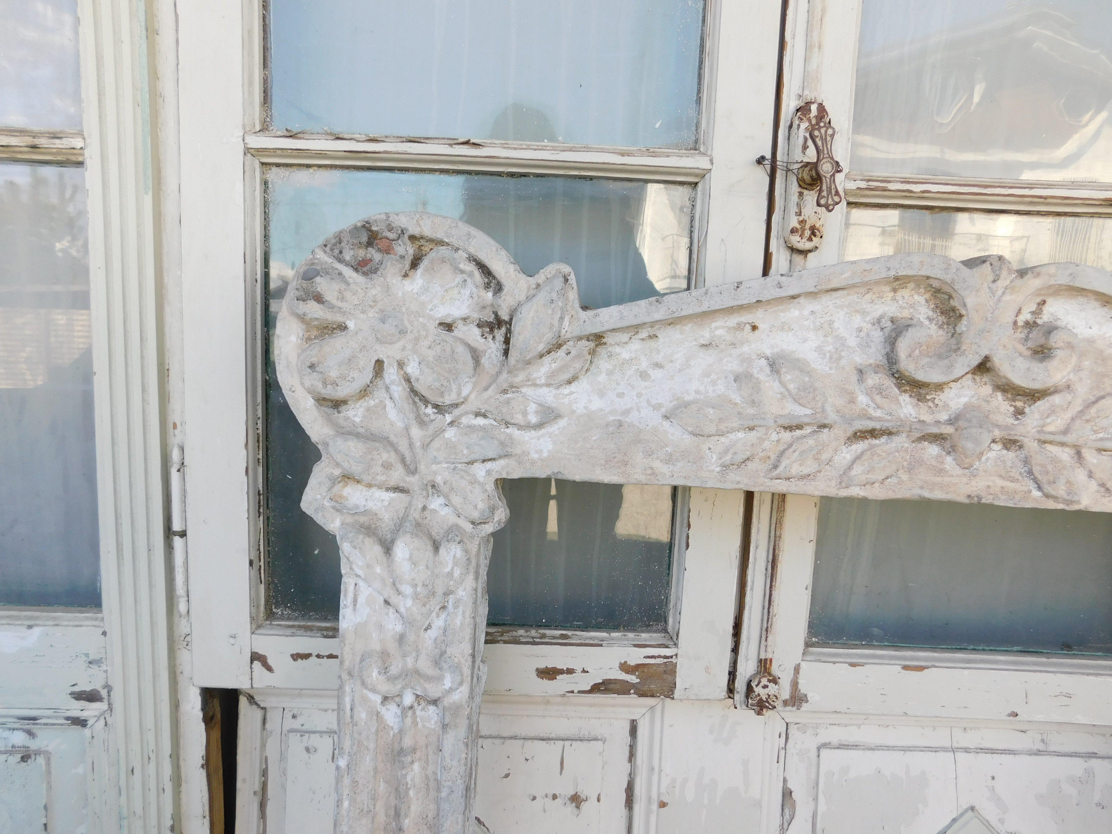 Vintage fireplace mantle in carved floreal Graniglia stone, Italy In Good Condition For Sale In Cuneo, Italy (CN)