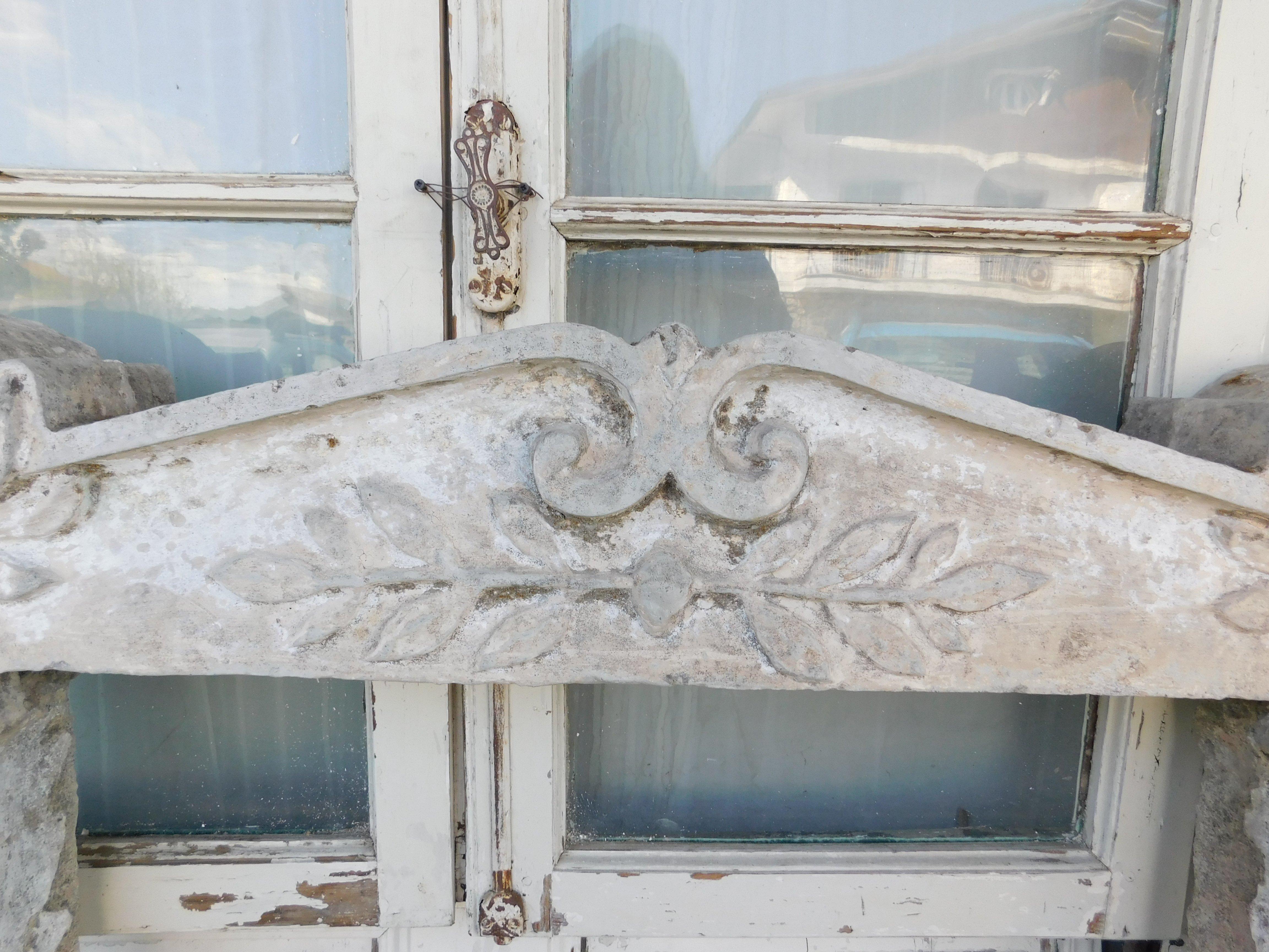 20ième siècle Cheminée vintage en pierre de Graniglia sculptée à fleurs, Italie en vente