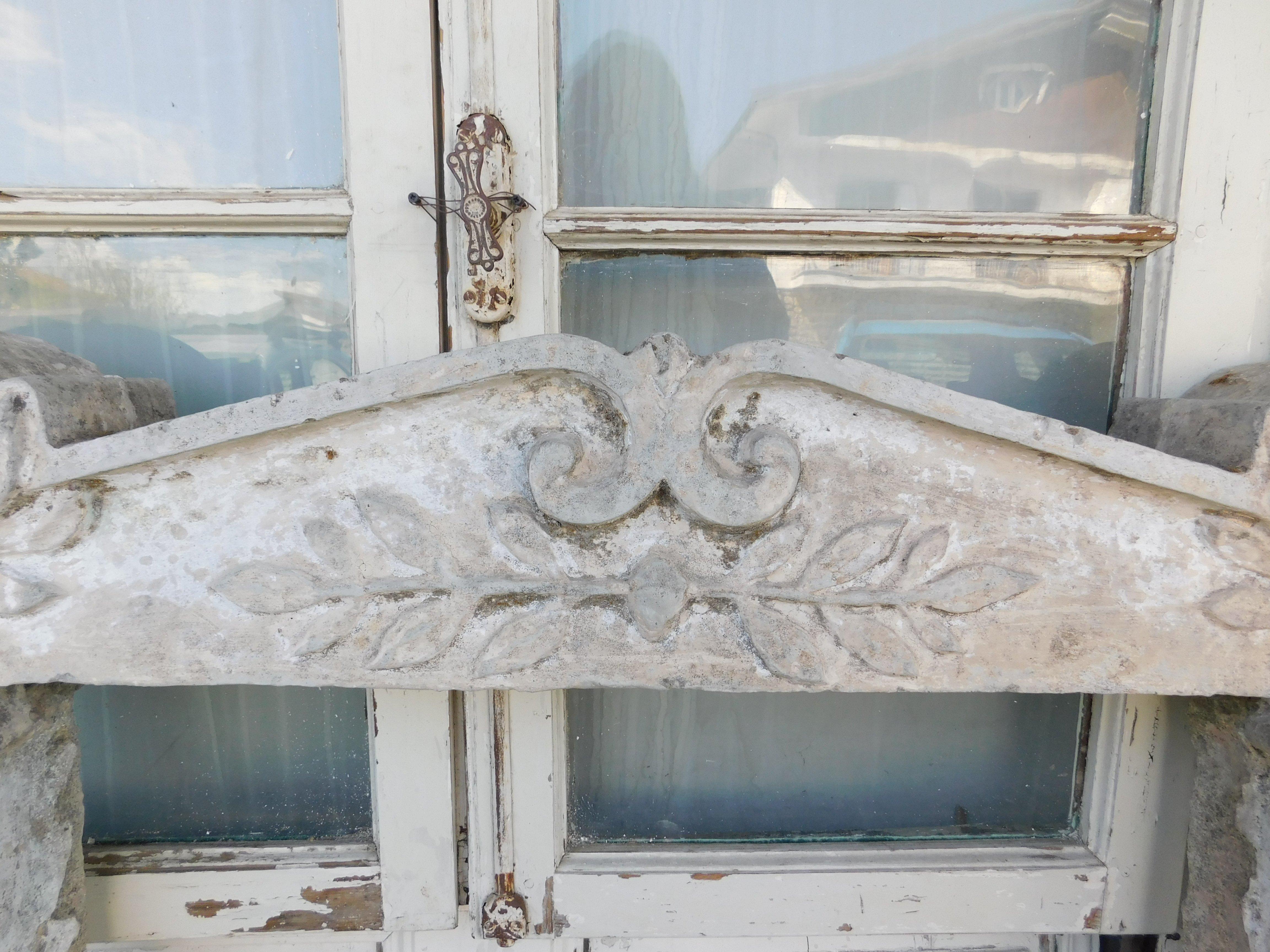 Ciment Cheminée vintage en pierre de Graniglia sculptée à fleurs, Italie en vente