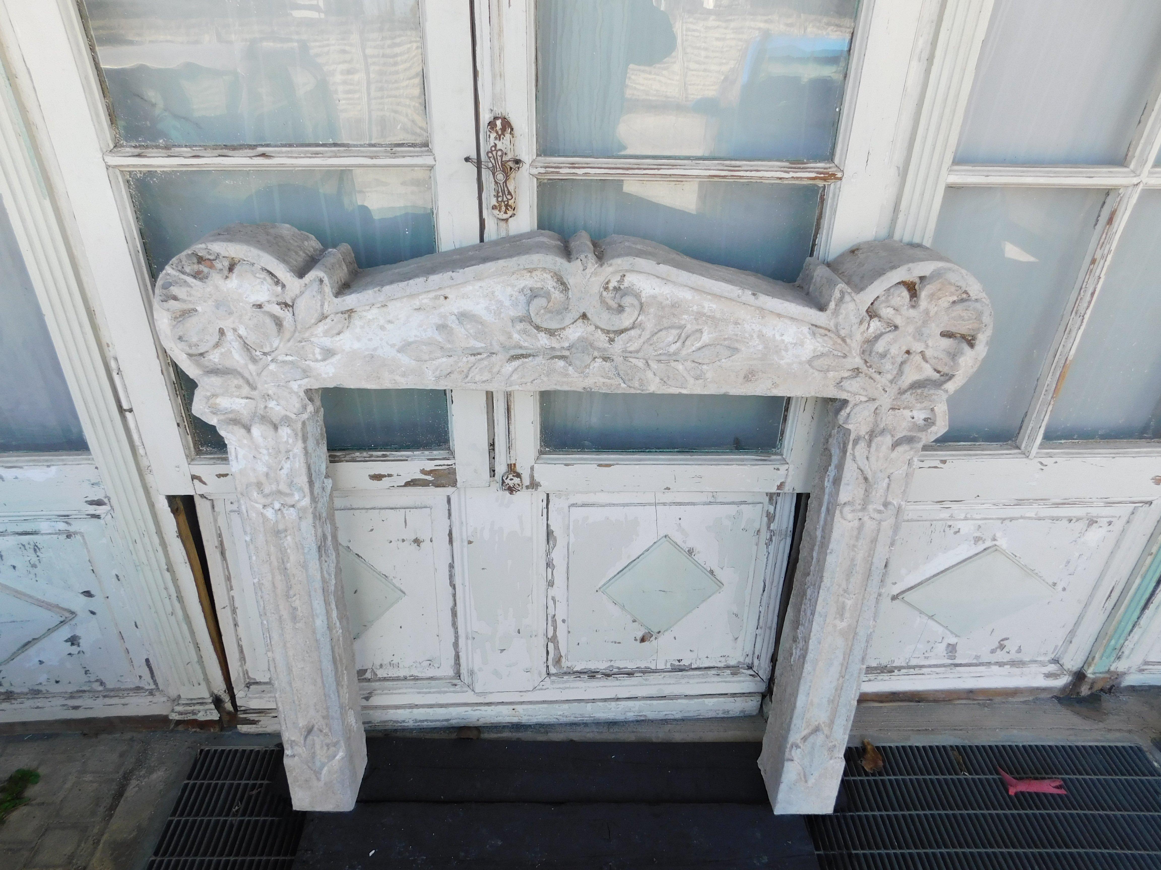 Cheminée vintage en pierre de Graniglia sculptée à fleurs, Italie en vente 1