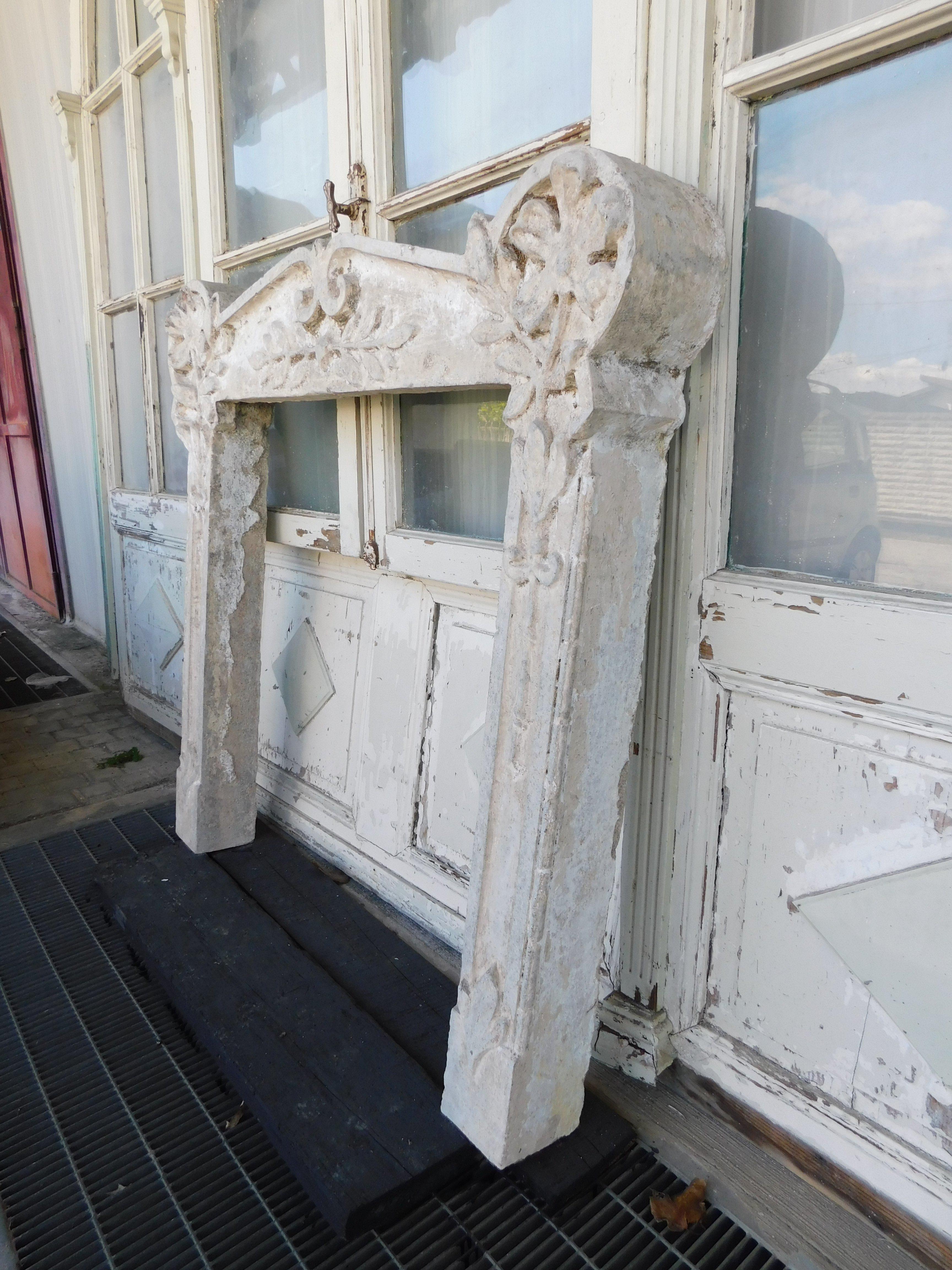 Cheminée vintage en pierre de Graniglia sculptée à fleurs, Italie en vente 2