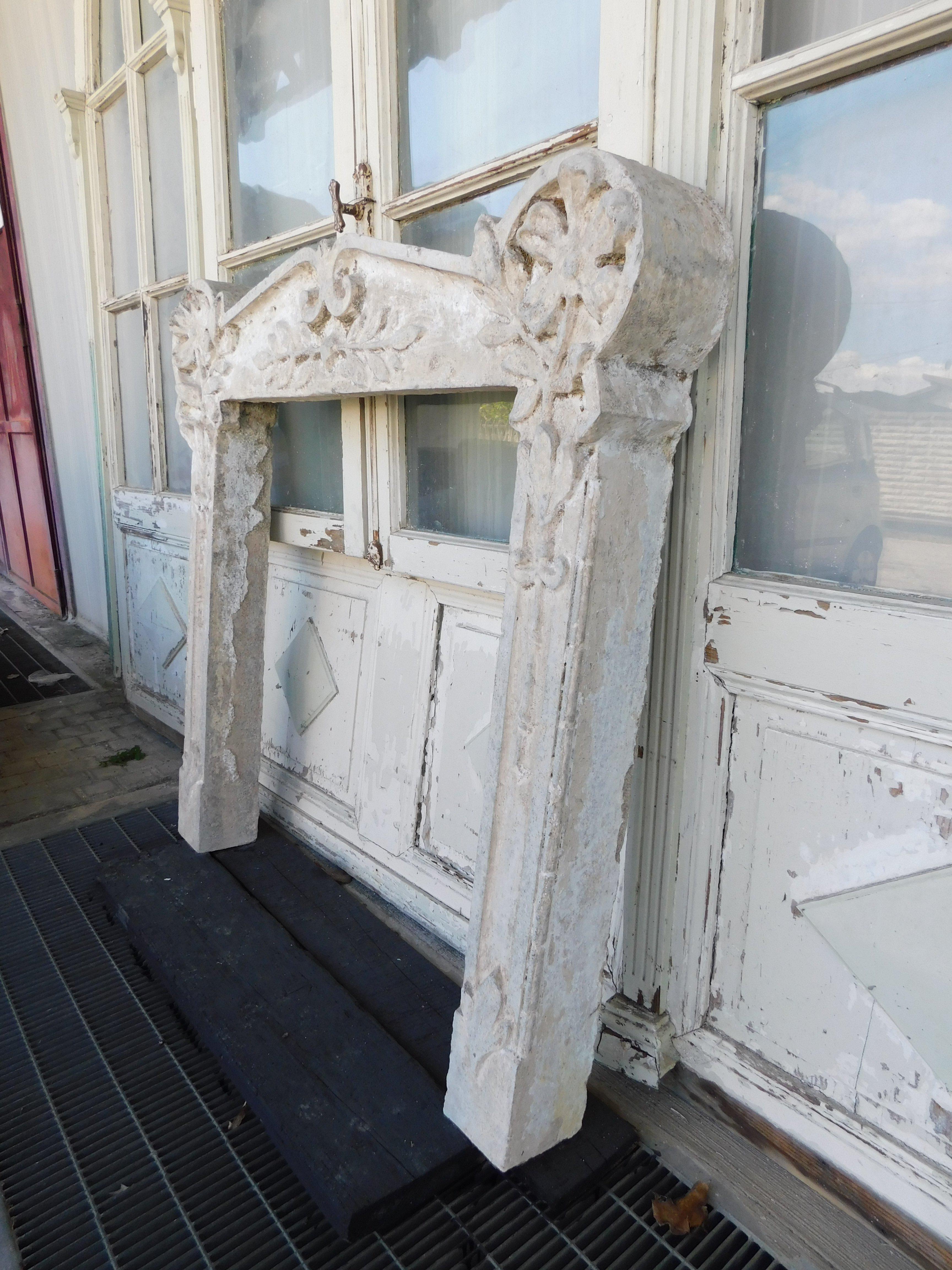Cheminée vintage en pierre de Graniglia sculptée à fleurs, Italie en vente 3