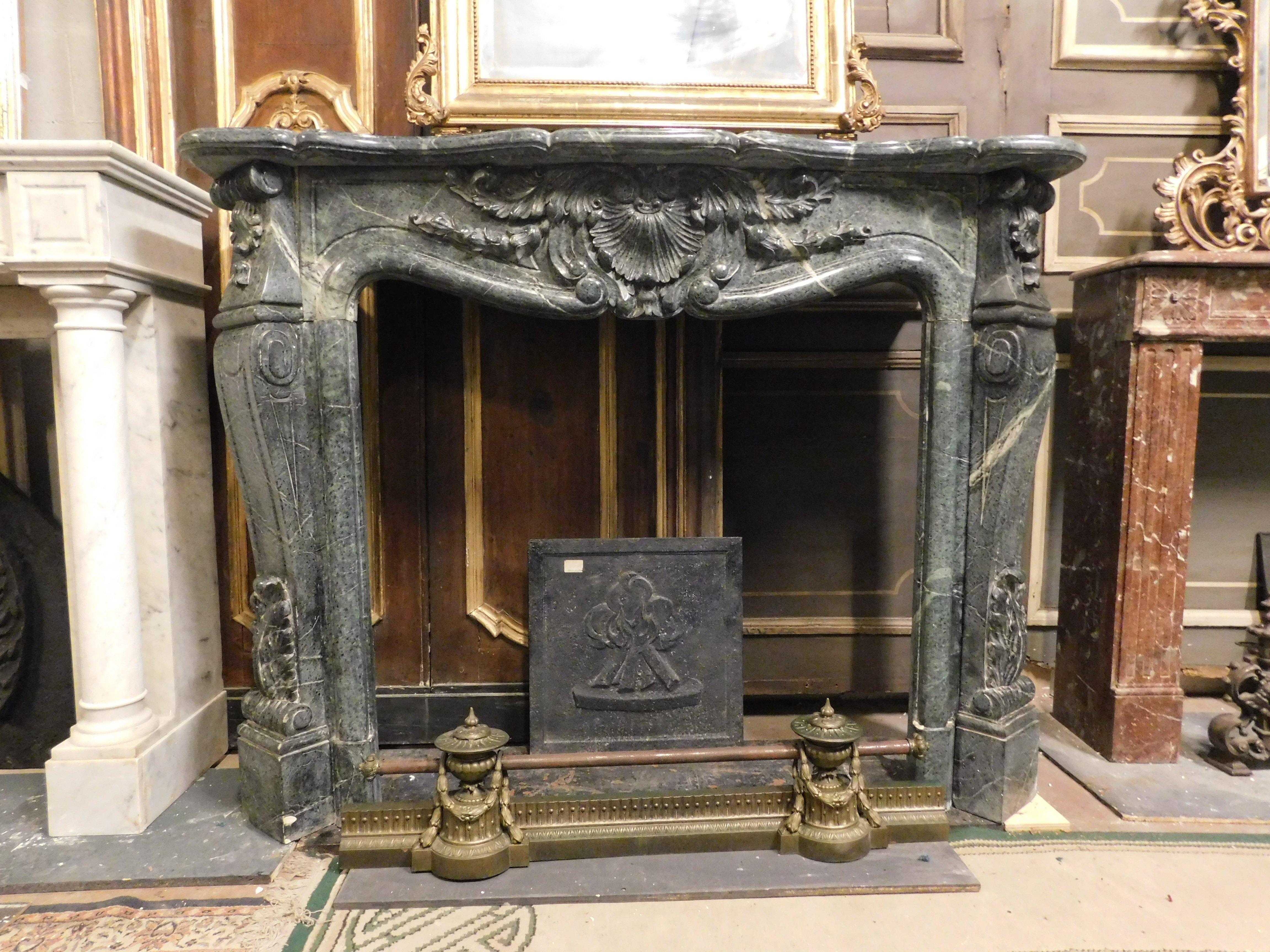 Vintage mantle fireplace in 
