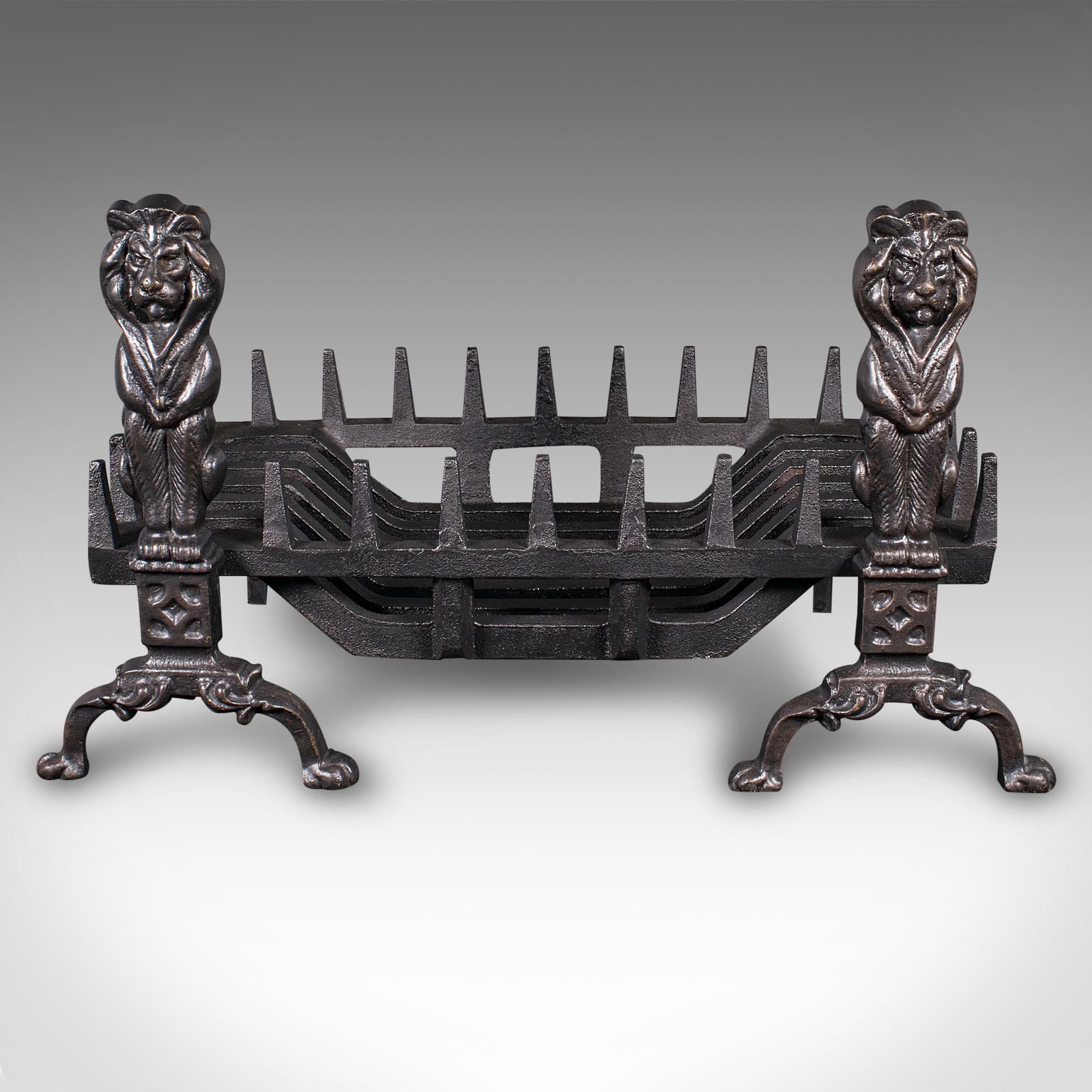 
Si tratta di un set da caminetto vintage. Un cesto per il fuoco in ghisa inglese con androni, risalente alla metà del XX secolo, circa 1940.

Un gusto tradizionale e accattivante per il focolare
Mostra una patina invecchiata e in buono stato di