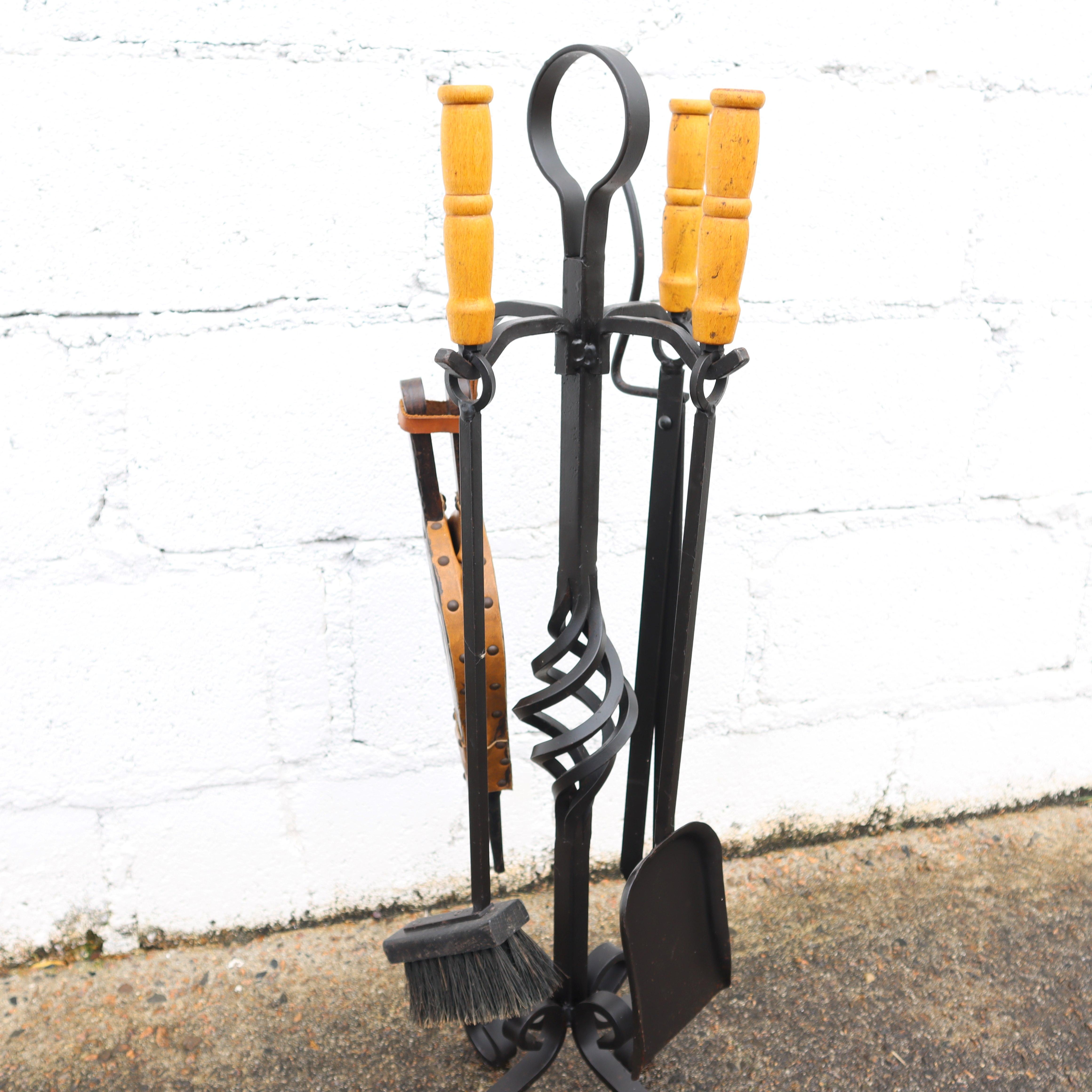 Vintage  Fireplace Tool Set with Cast Iron Stand & Carved Bellows 70s In Good Condition In Bussiere Dunoise, Nouvel Aquitaine