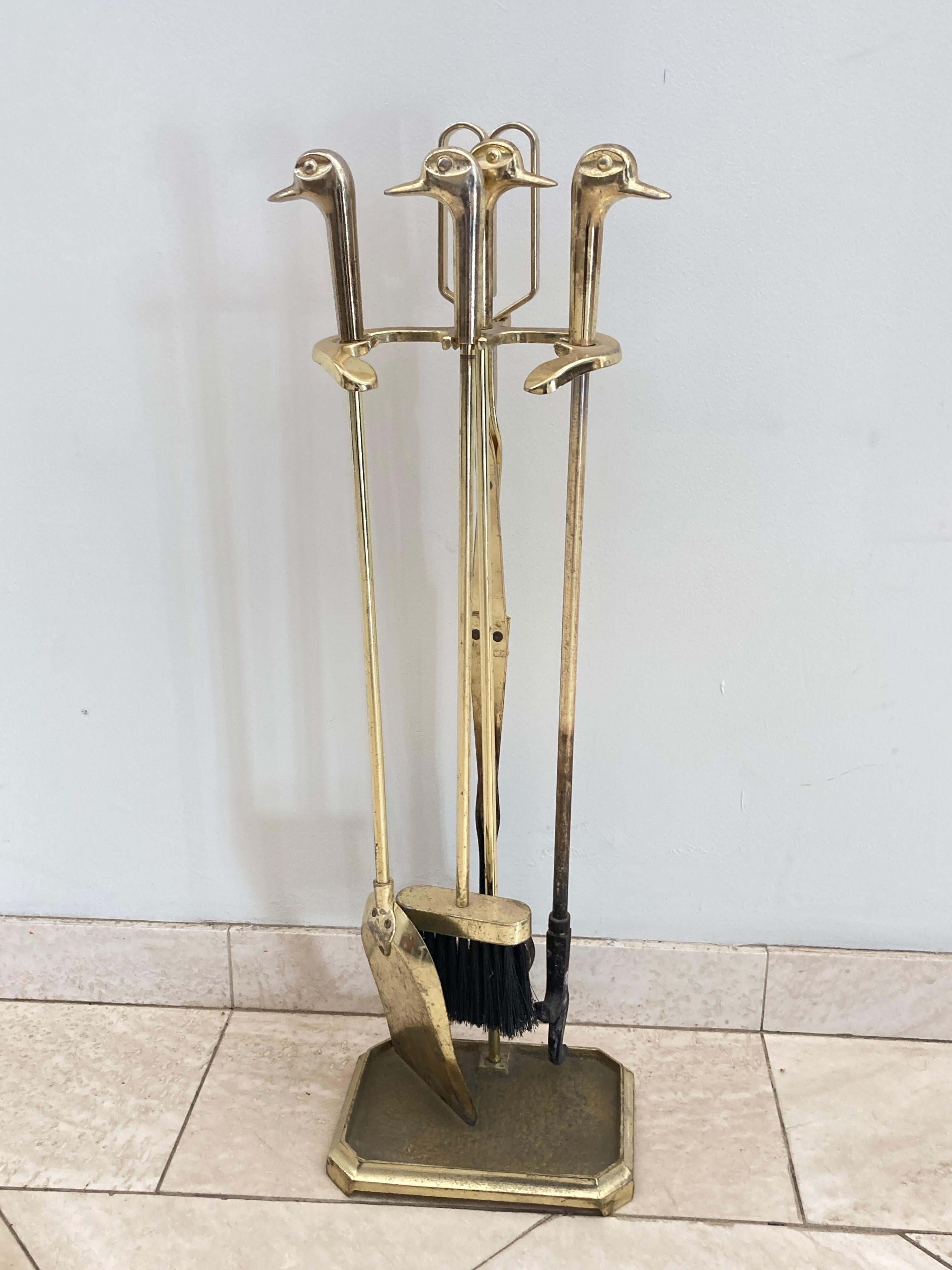 Vintage fireplace tools in brass with duck heads, French, circa 1960,
Five-pieces, fireplace tool set features a brass metal frame and four tools with duck head handles.
This set of brass fireplace tools, includes broom, tongs, shovel and poker on