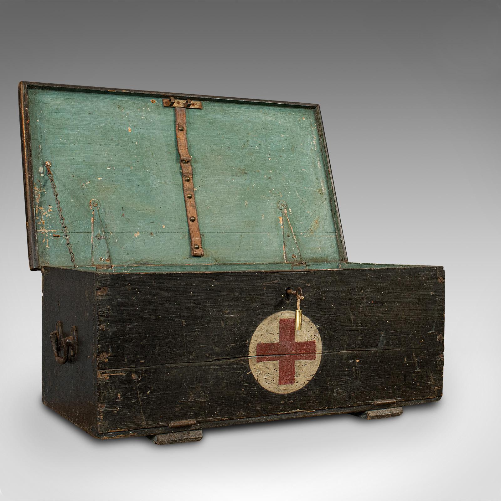 This is a vintage first aid chest. An English, pine trunk decorated for the Huddersfield Rifles regiment, dating to the mid-20th century circa 1960.

Useful storage chest - ideal as coffee table
Displays a desirable aged patina
Dark painted pine