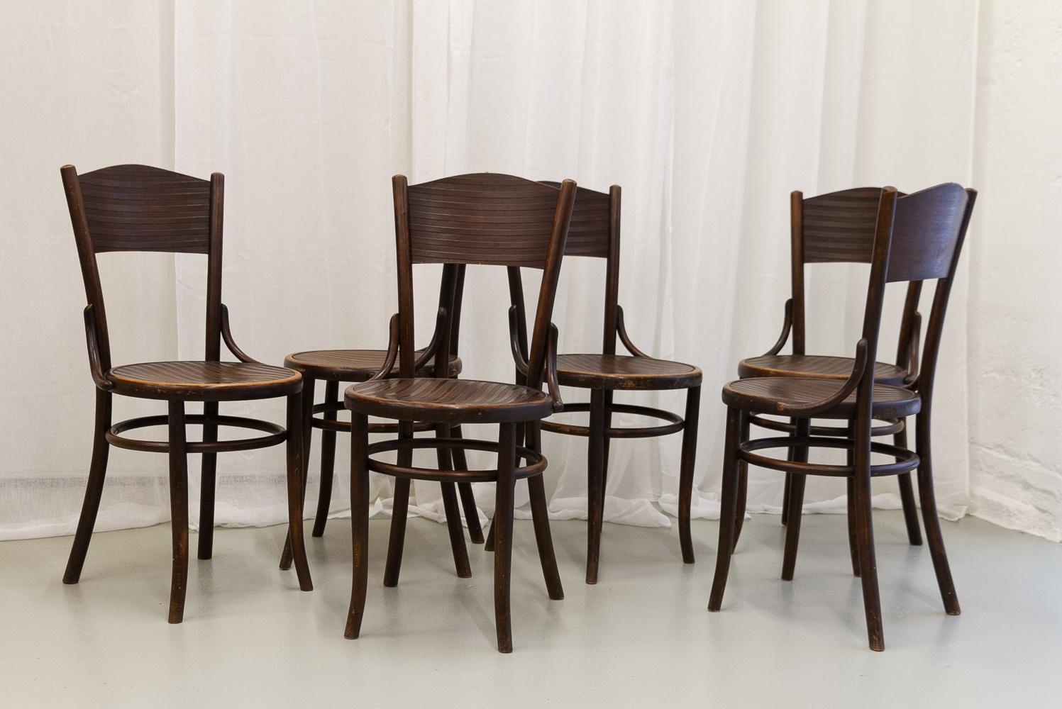 Vintage Fischel Bentwood Bistro Chairs, 1920s. Set of 6.
Set of six Fischel Vienna dining chairs in bentwood with striped pattern on seat and backrest.
These Art Nouveau cafe chairs are model 45 and were made in the Czech Republic in the 1920s. They