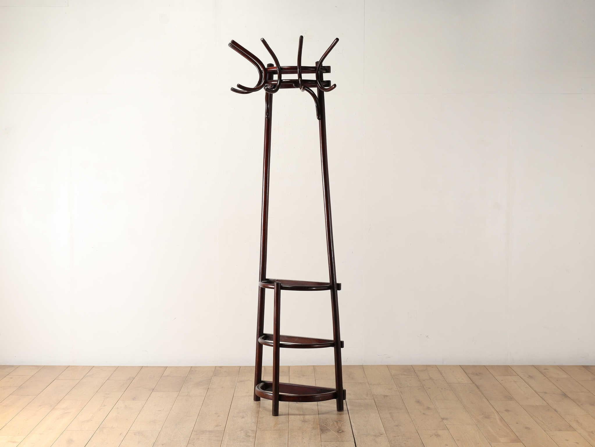 A bentwood hat stand is an item made by molding wood that has been softened with steam. Therefore, it is light enough to be lifted with one hand, and you can enjoy its beautiful curves. There are many types, each with slightly different designs. It