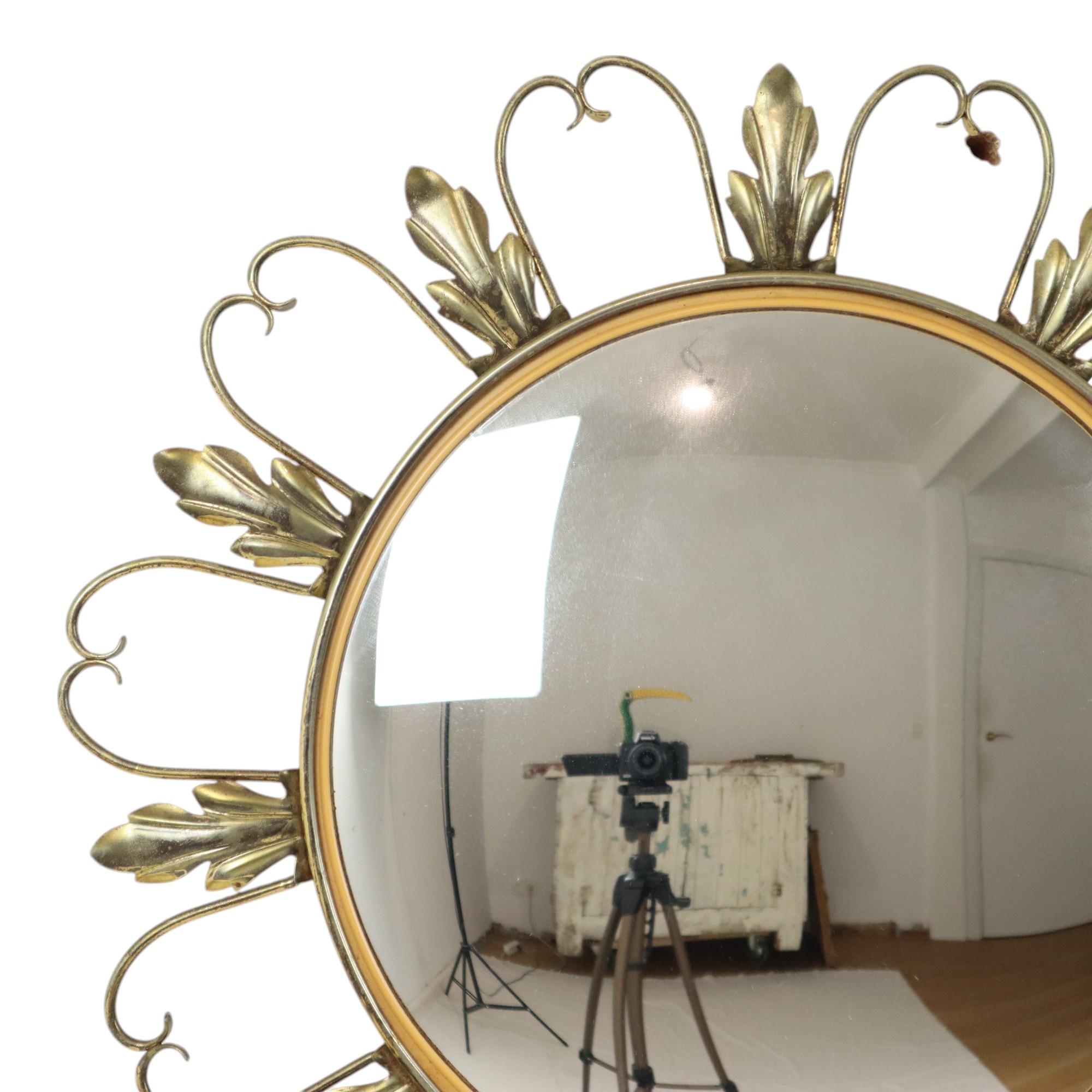 Espejo vintage ojo de pez, de metal cobrizo y madera, con espejo convexo o abombado, de Deknudt, estilo Hollywood Regency de los años 60, Bélgica.

Elegante y decorativo espejo con una hermosa pátina de envejecimiento en el metal cobrizo de color