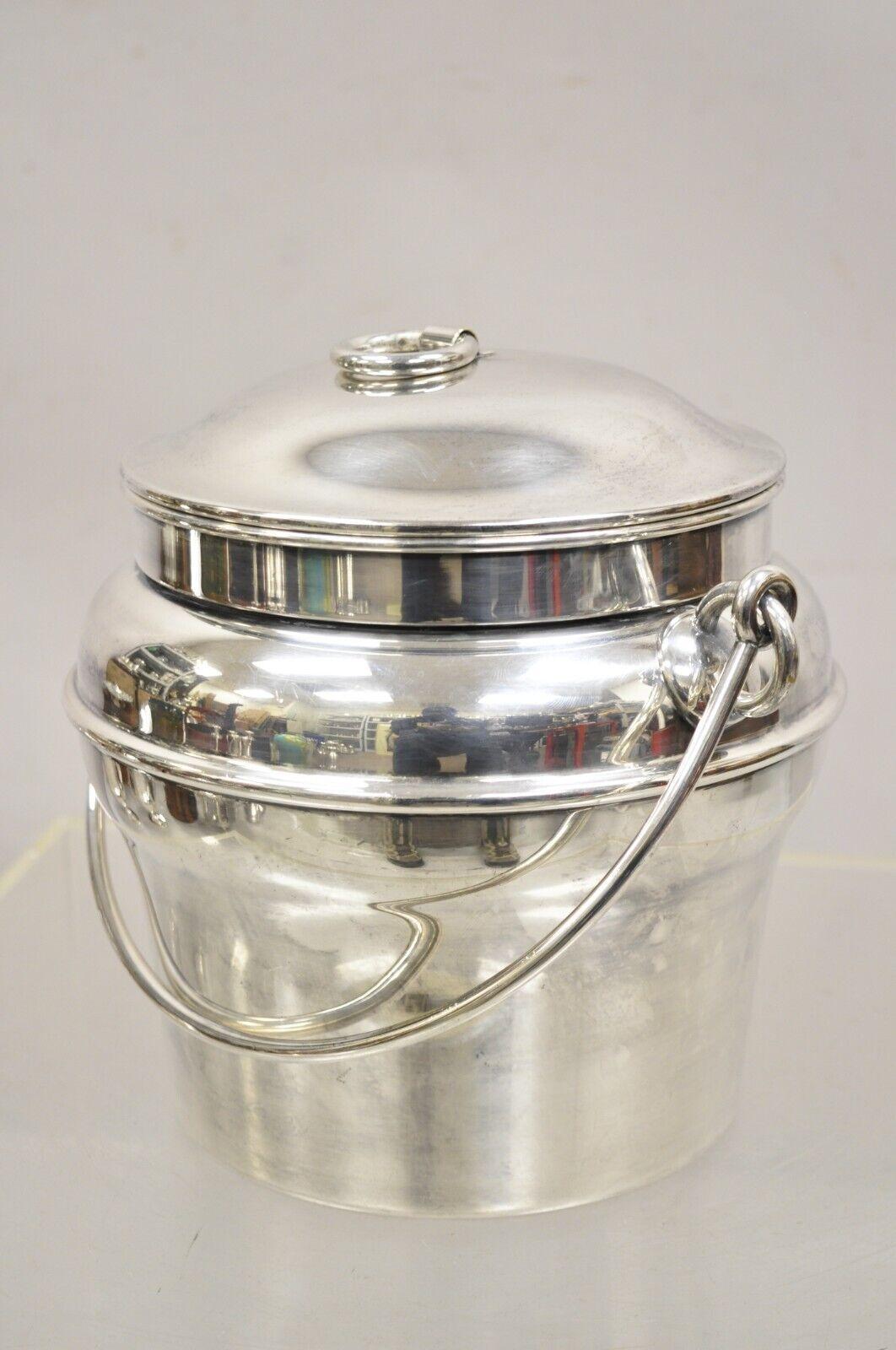 Vintage Fisher K308 Modern Lidded Ice Bucket with Glass Liner (Seau à glace à couvercle en métal argenté avec couvercle en verre). Caractéristiques Poignée pivotante, forme galbée, intérieur en verre, très beau seau à glace vintage. Circa Mid 20th