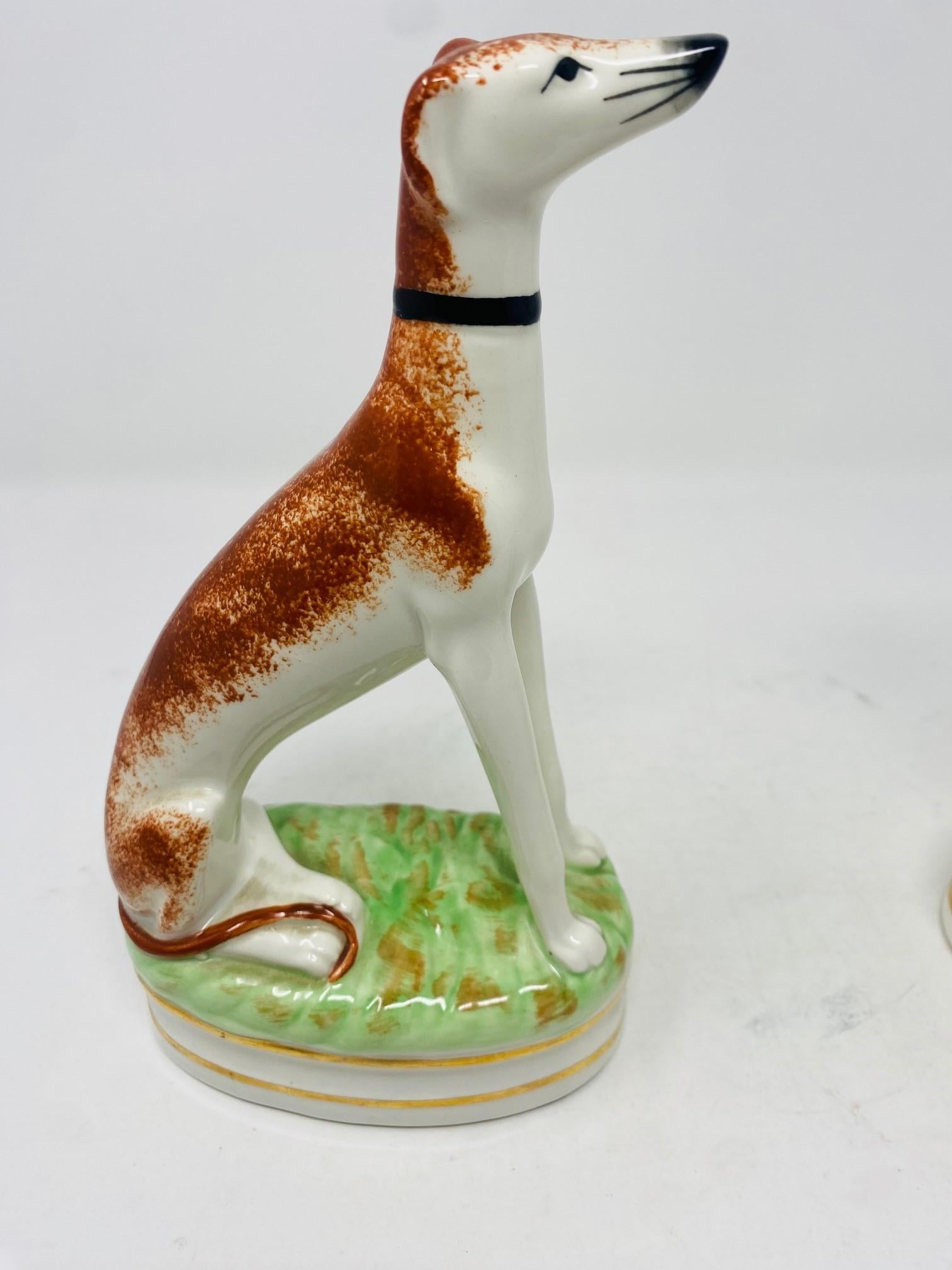 Vintage Fitz and Floyd Ceramic Staffordshire Hunting Dog Bookends In Good Condition For Sale In San Diego, CA