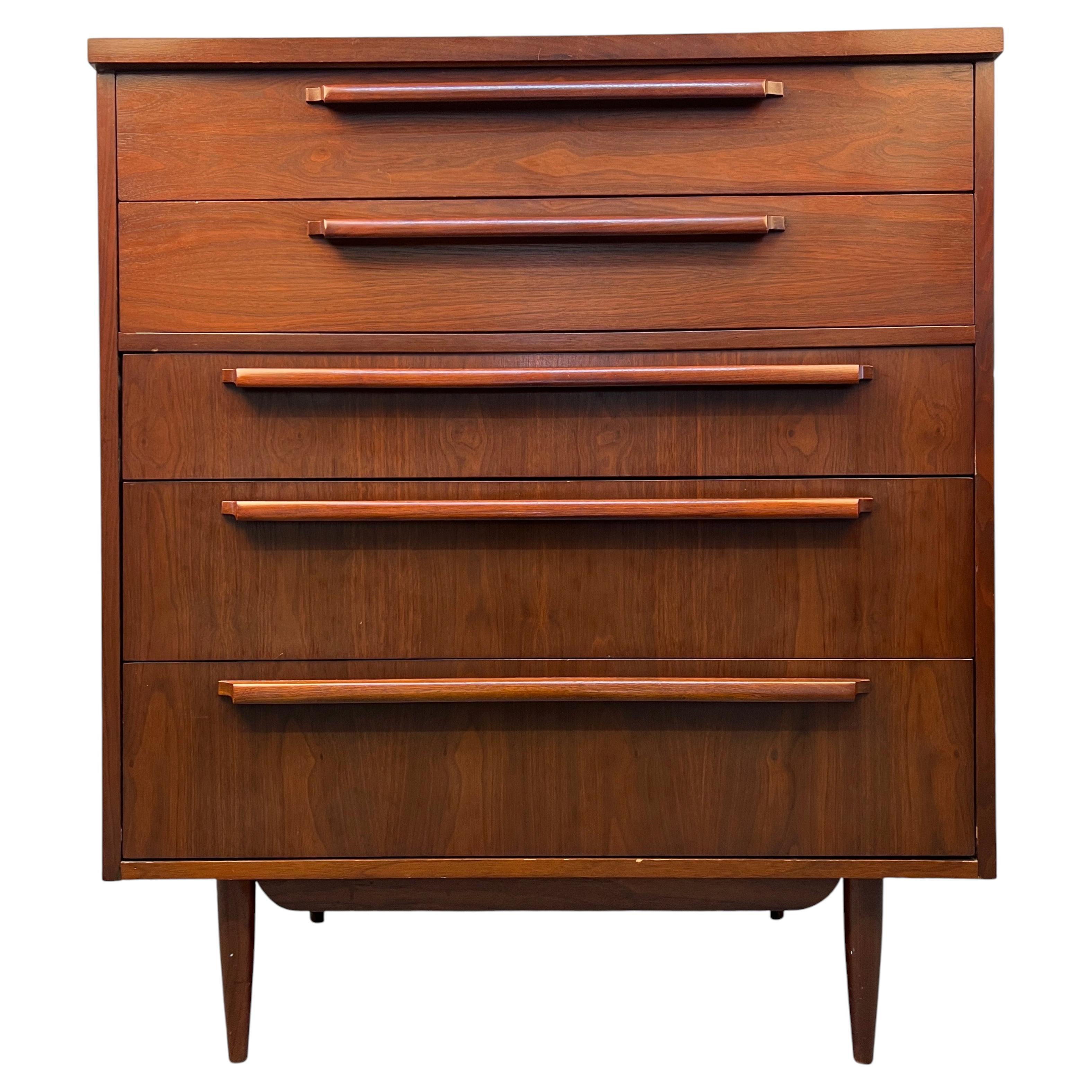 Comò Highboy vintage a cinque cassetti in noce di Drew Furniture