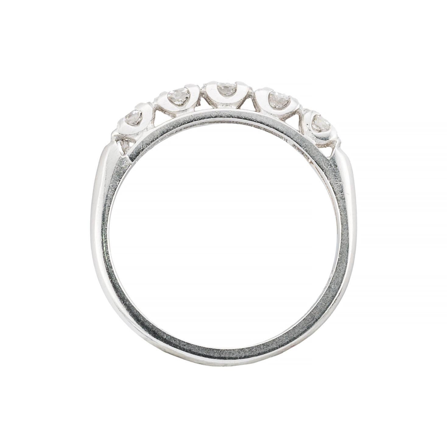 Vintage Five Stone 0.25ctw Diamond Wedding Band Ring in Platinum In Excellent Condition In Boston, MA