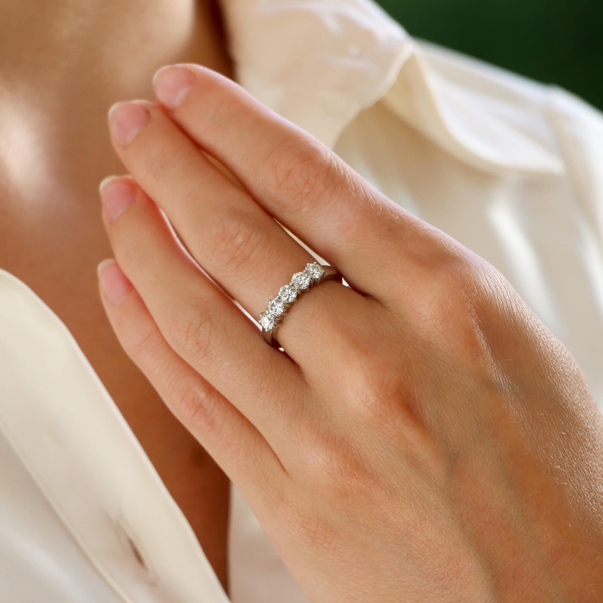 Ein schöner Diamantring mit fünf Steinen in 18 Karat Weißgold.

Der Ring besteht aus fünf runden Diamanten im Brillantschliff, die alle in einer 2,5-Millimeter-Fassung sicher gefasst sind.

Aufgrund der Größe und des Designs kann dieses Stück leicht