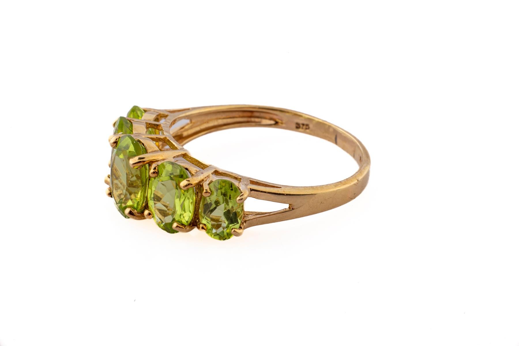 Vintage Five Stone Peridot Ring c. 1970 In Excellent Condition For Sale In Stamford, CT