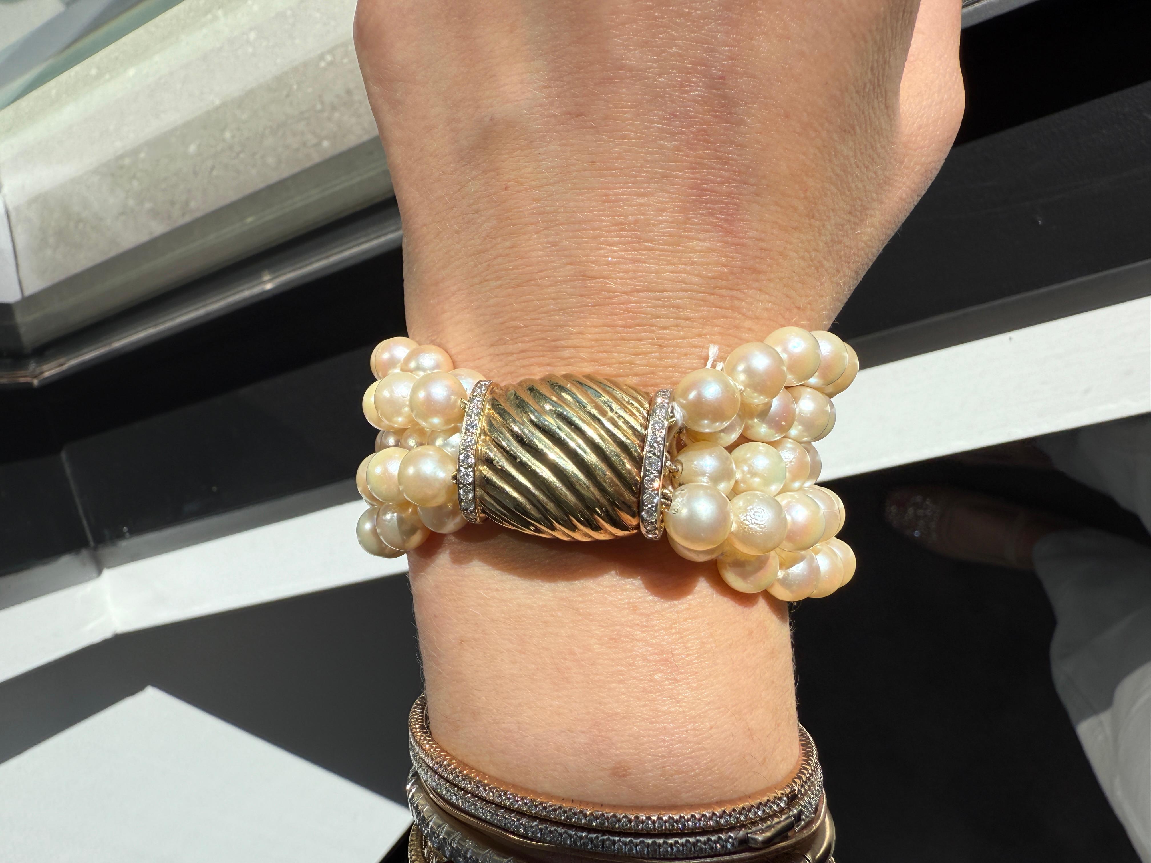 Elegantes fünfreihiges Perlenarmband aus 14-karätigem Gold und Diamantverschluss mit 110 leuchtenden 7,6-mm-Perlen. Zeitloser Retro-Luxus und sammelbares Design.

Dieses fünfreihige Perlenarmband im Vintage-Stil besticht durch seine raffinierte