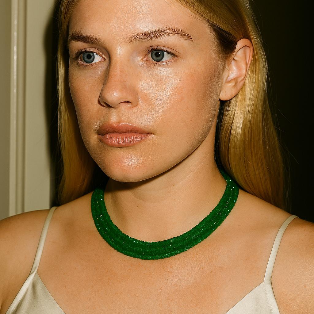 Une cascade de lumière dans le vert le plus riche.

Ce collier vintage évoque une époque d'opulence. Il est composé de cinq rangs de perles d'émeraude à facettes, chacune scintillant comme la rosée sur les feuilles du printemps. Les brins se