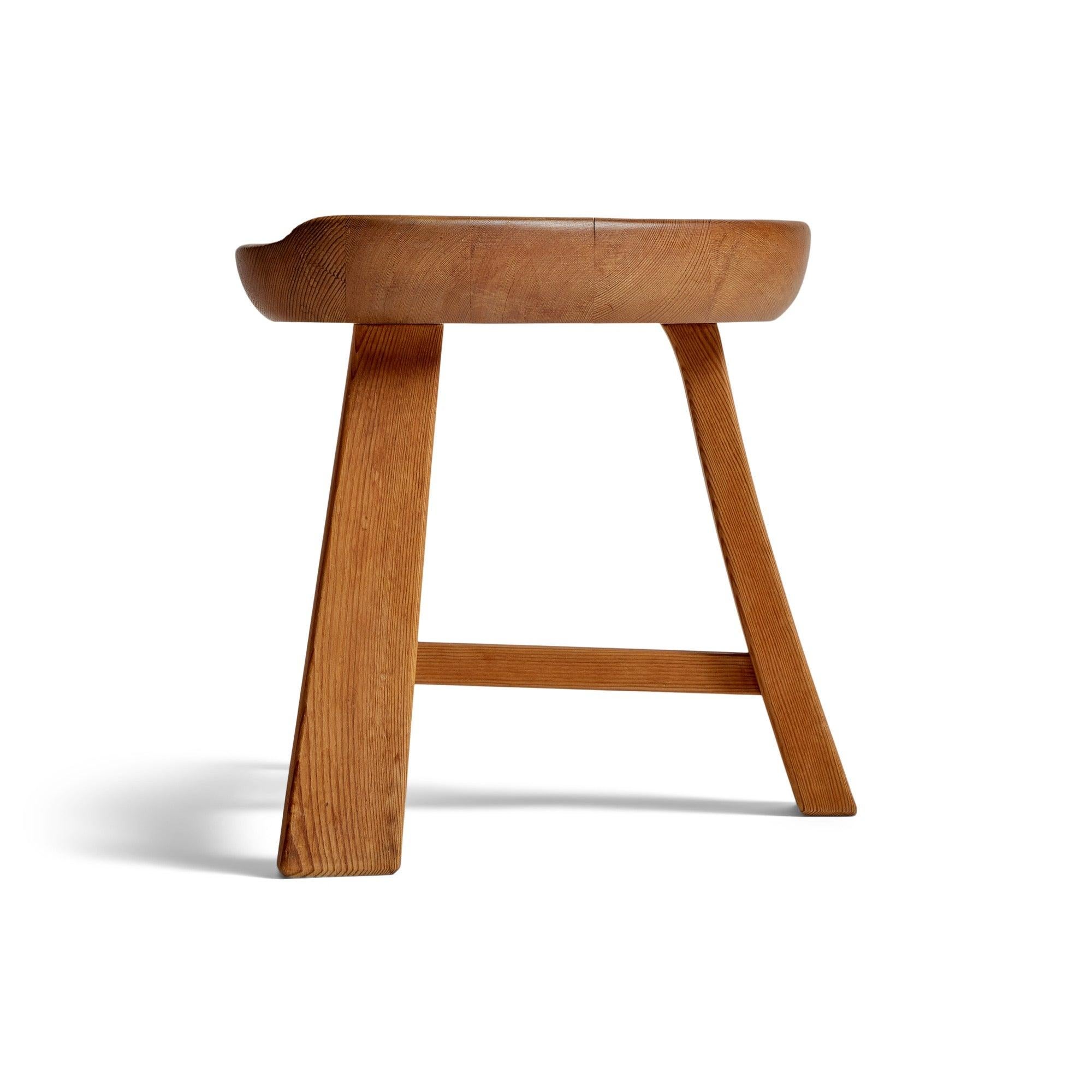 Vintage 'Fjøskrakk' 3-Bein-Hocker von Rangvald Krogenaes für Krogenäs Møbler, 1964 im Zustand „Hervorragend“ im Angebot in Sagaponack, NY