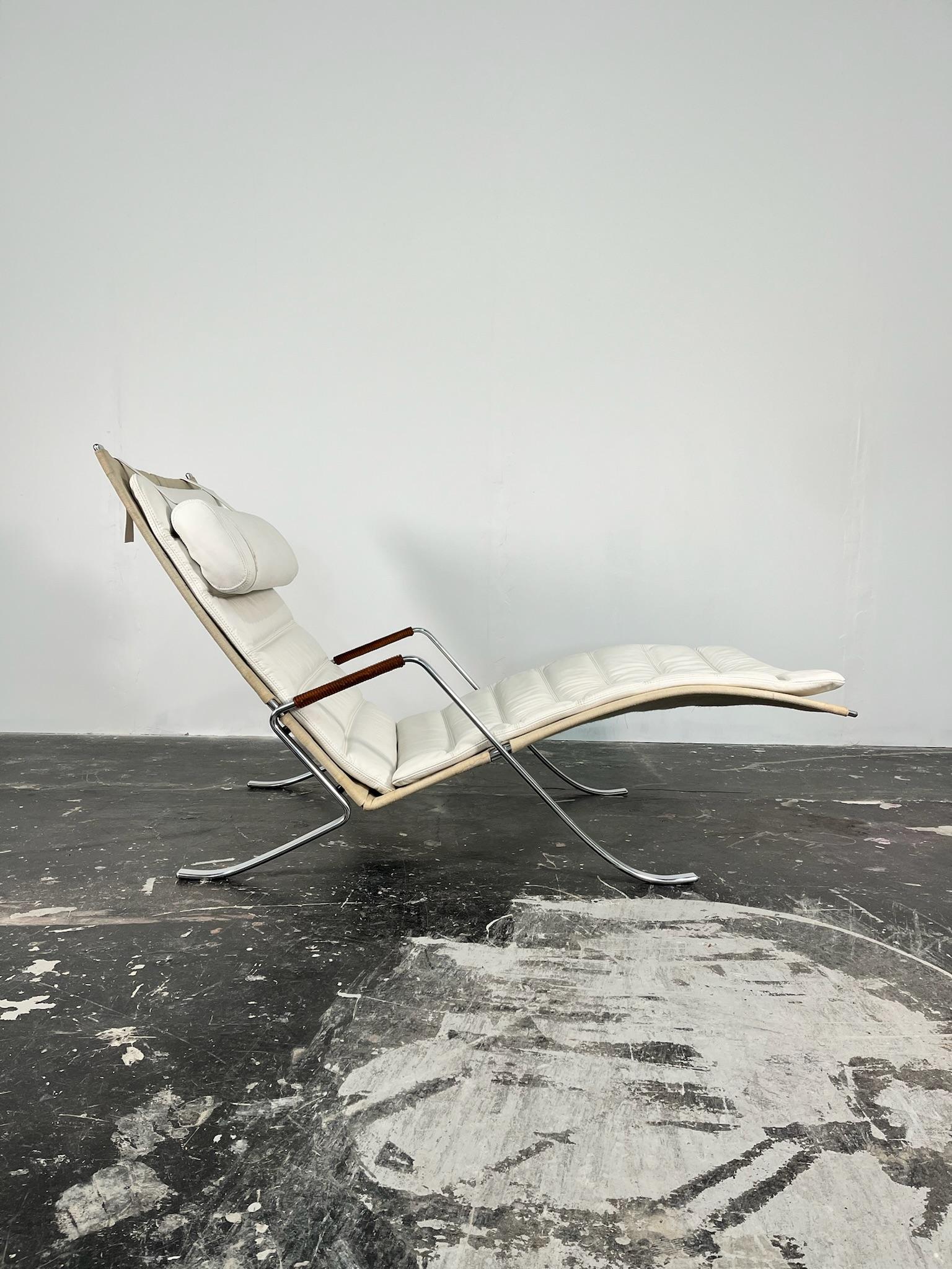 Der Grasshopper Lounge Chair wurde 1968 von Preben Fabricius und Jorgen Kastholm für den deutschen Möbelhersteller Alfred Kill entworfen und ist eine Ikone des dänischen Designs aus der Mitte des zwanzigsten Jahrhunderts. Die Liege ist mit weißem